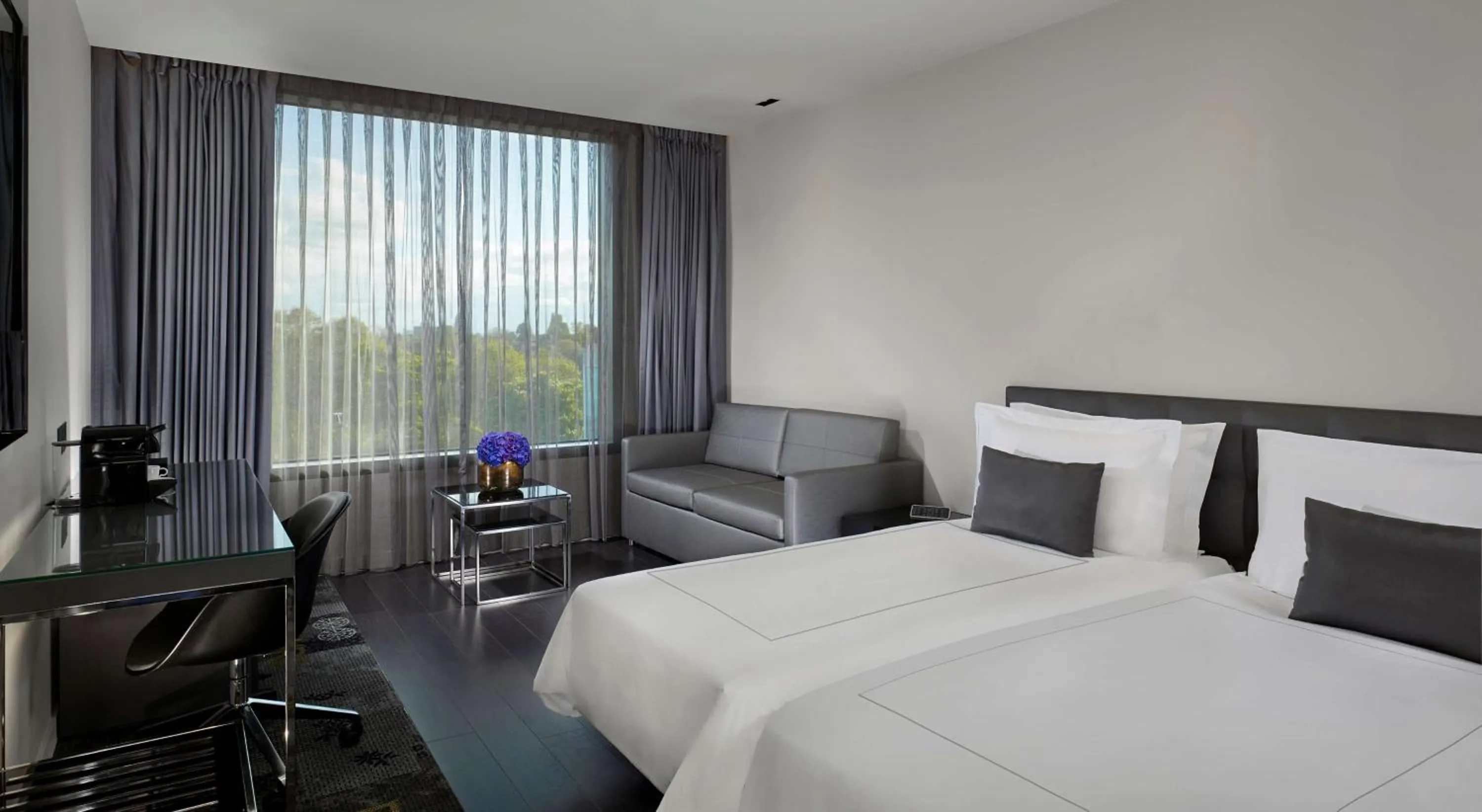 Bedroom, Bed in Park Plaza London, Park Royal