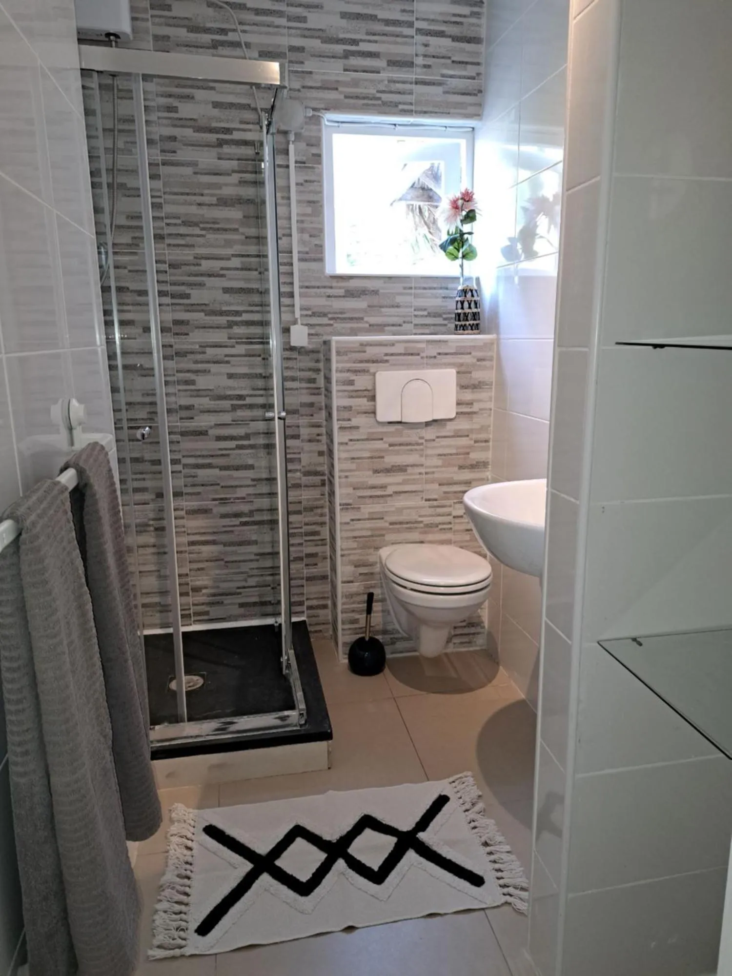 Bathroom in BnBBonaire near the ocean