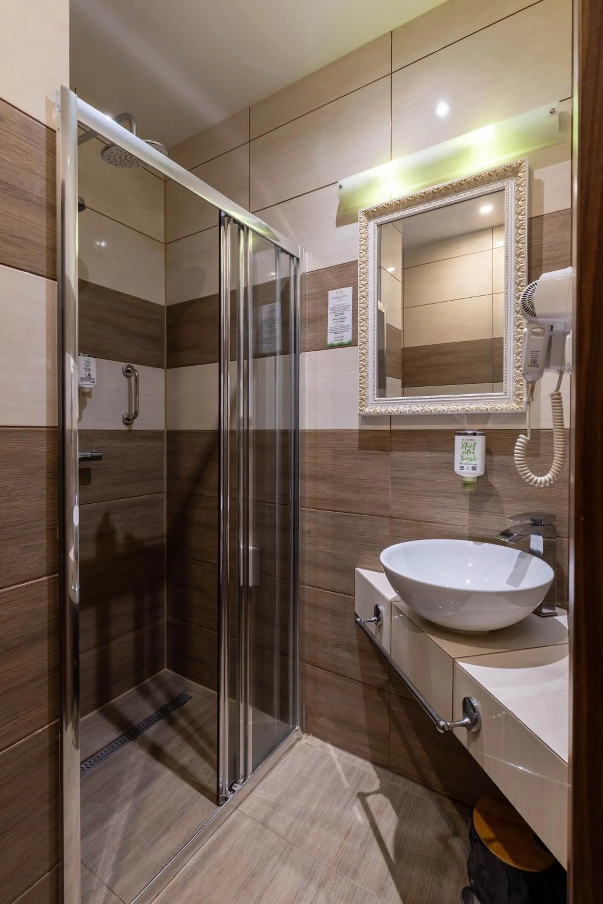Shower in Hotel Diamond w Białym Dworku