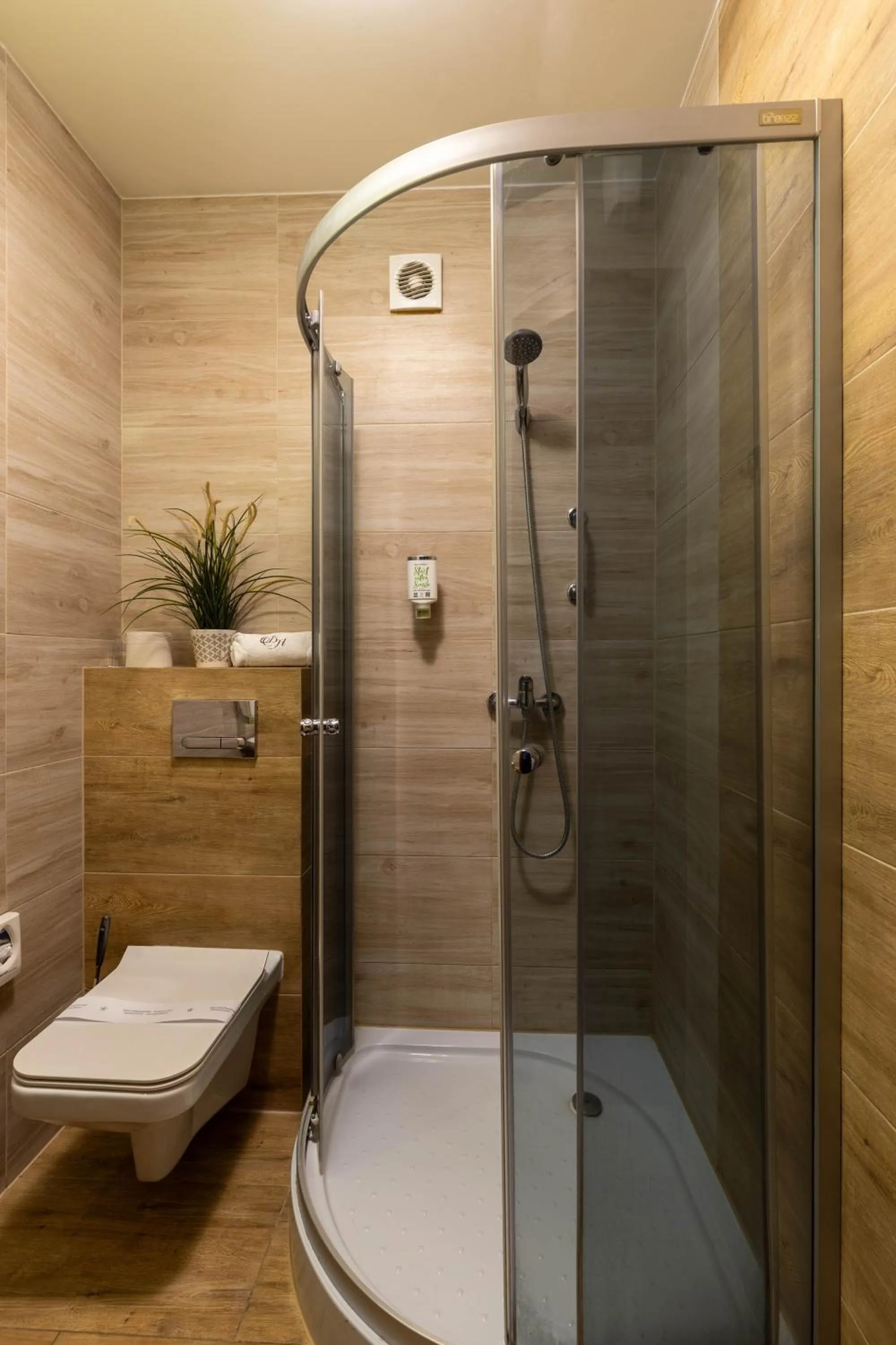 Shower in Hotel Diamond w Białym Dworku