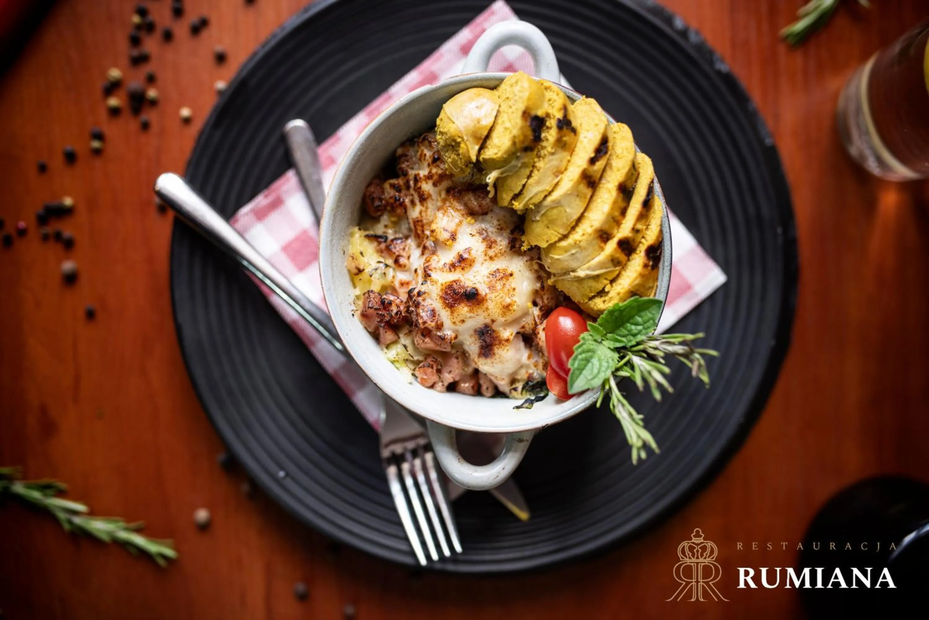 Restaurant/places to eat in Hotel Diamond w Białym Dworku