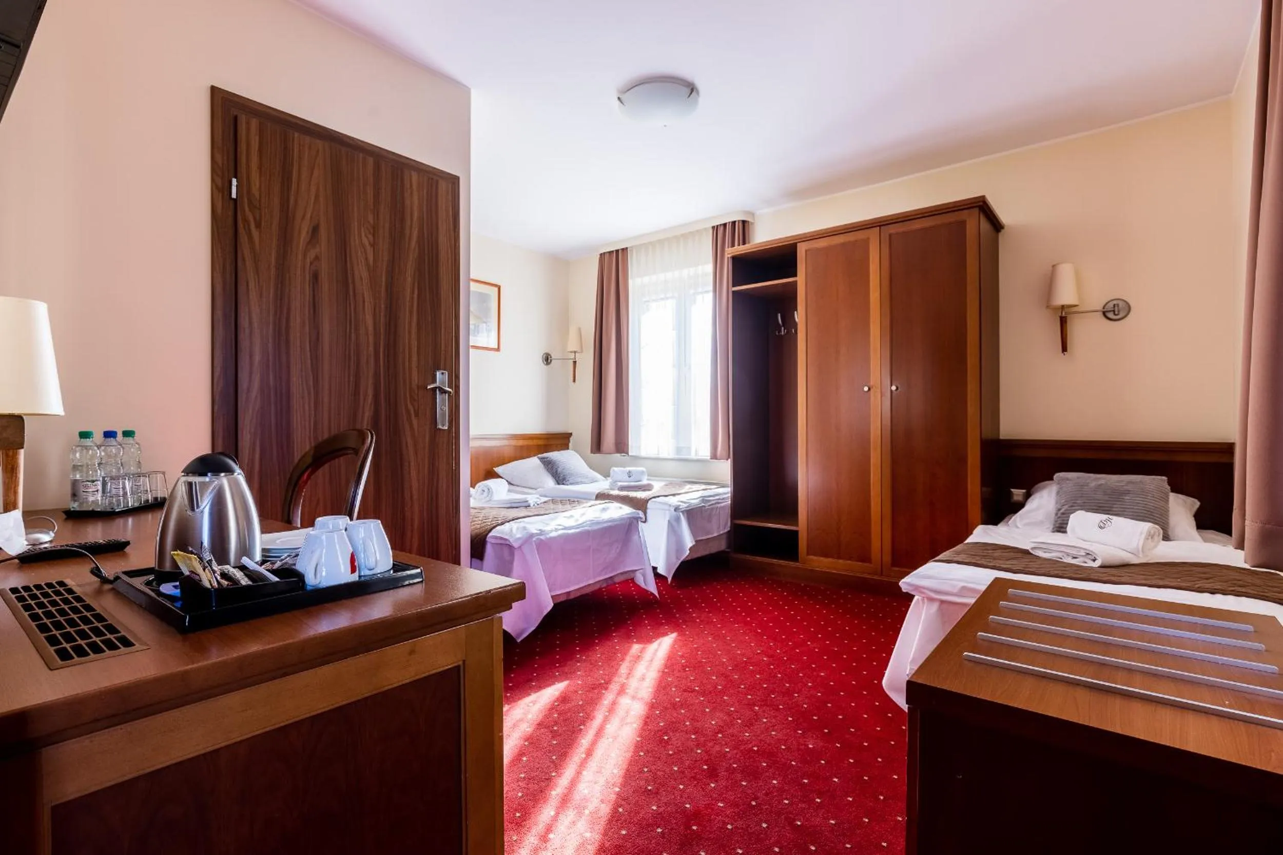 Coffee/tea facilities, Bed in Hotel Diamond w Białym Dworku