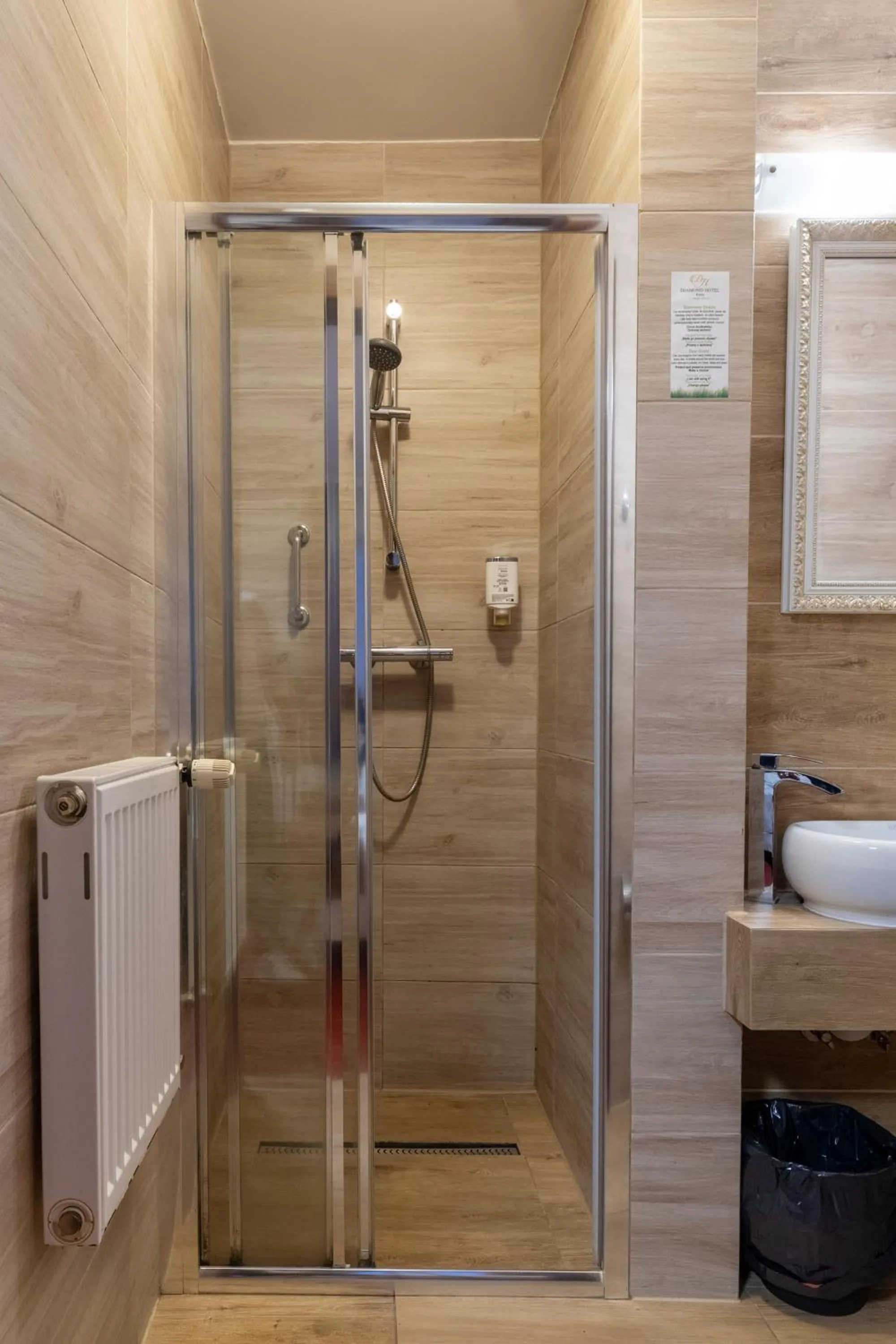 Shower in Hotel Diamond w Białym Dworku