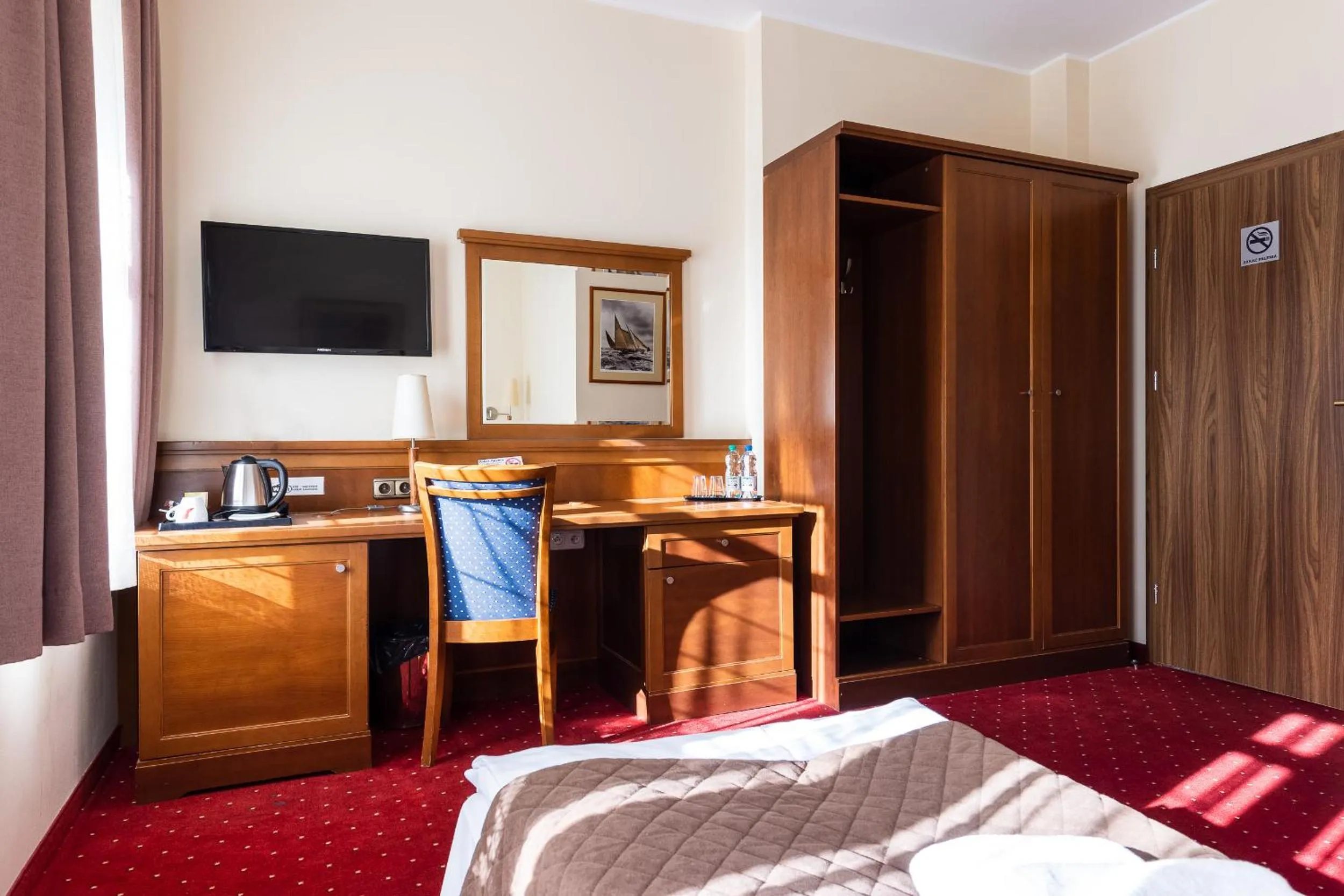 Coffee/tea facilities, Bed in Hotel Diamond w Białym Dworku