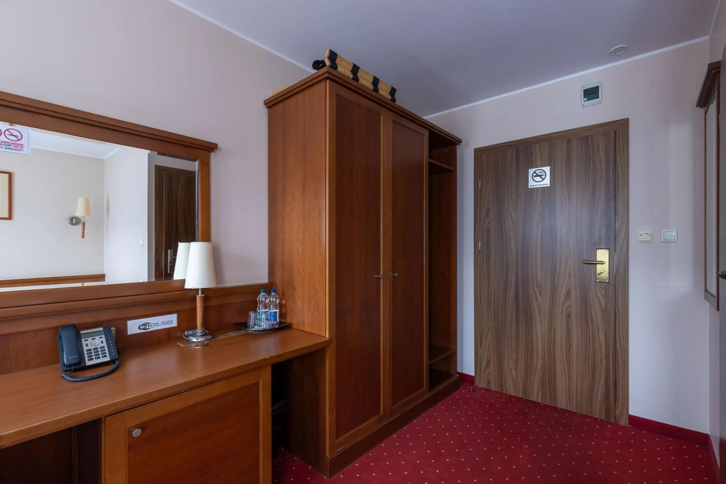 wardrobe in Hotel Diamond w Białym Dworku