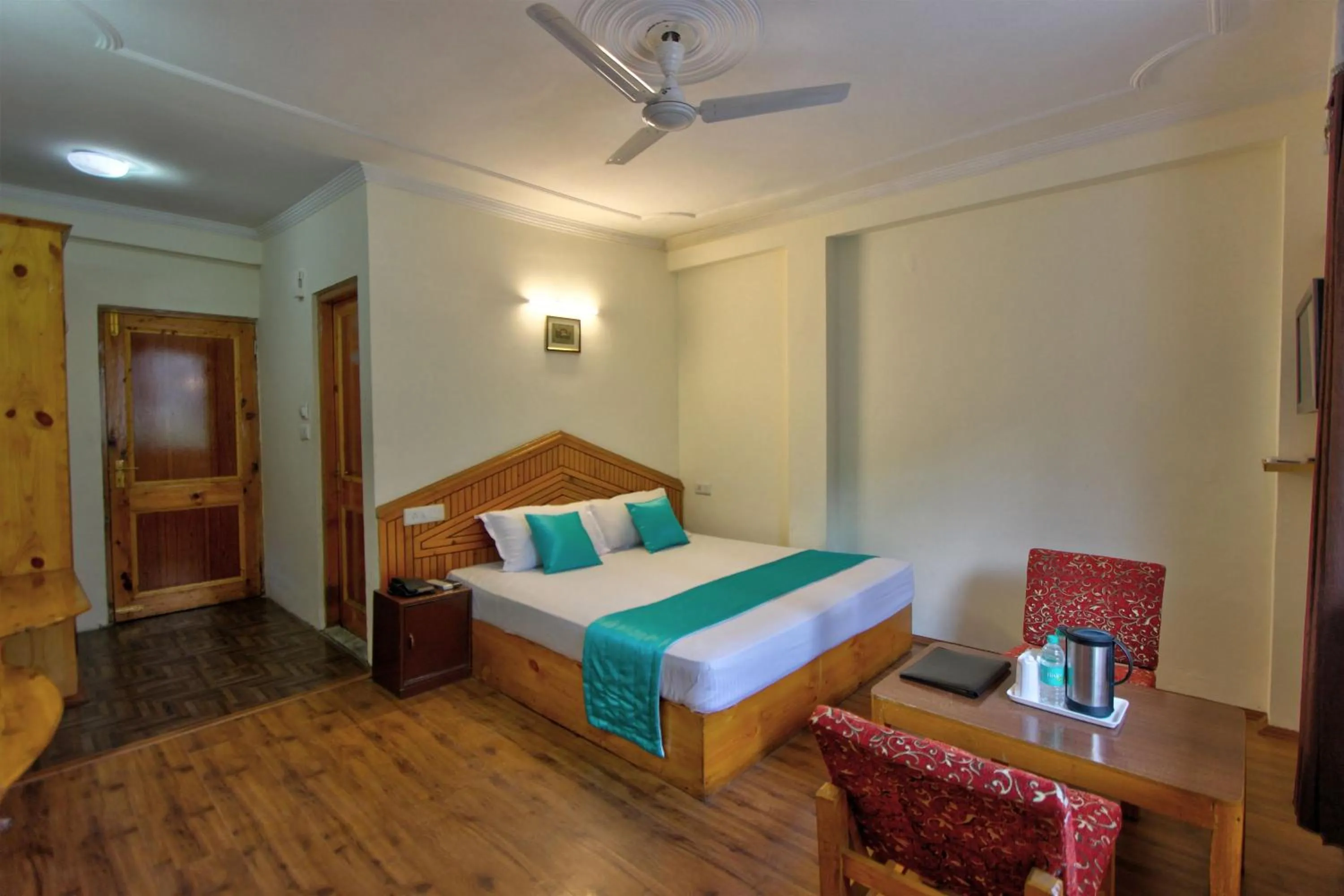 Bedroom, Bed in Hotel Mountain face by Snow City Hotels