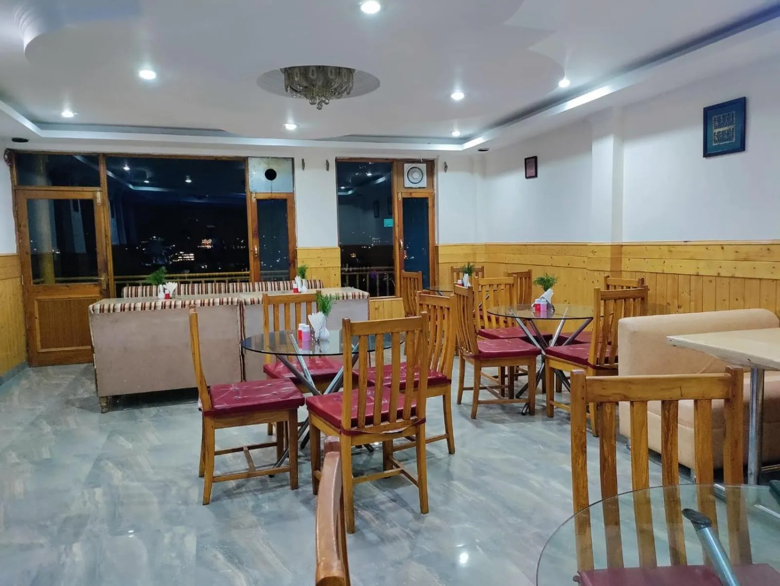 Restaurant/places to eat in Hotel Mountain face by Snow City Hotels