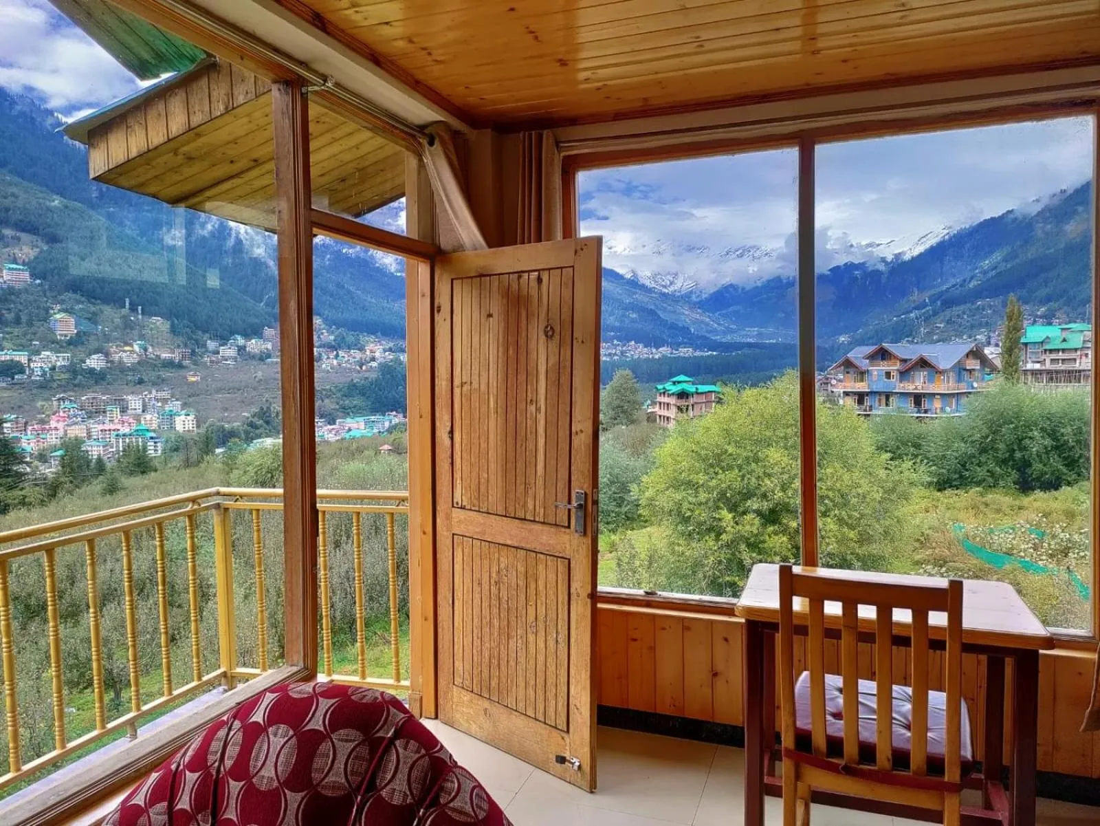 Balcony/Terrace in Hotel Mountain face by Snow City Hotels