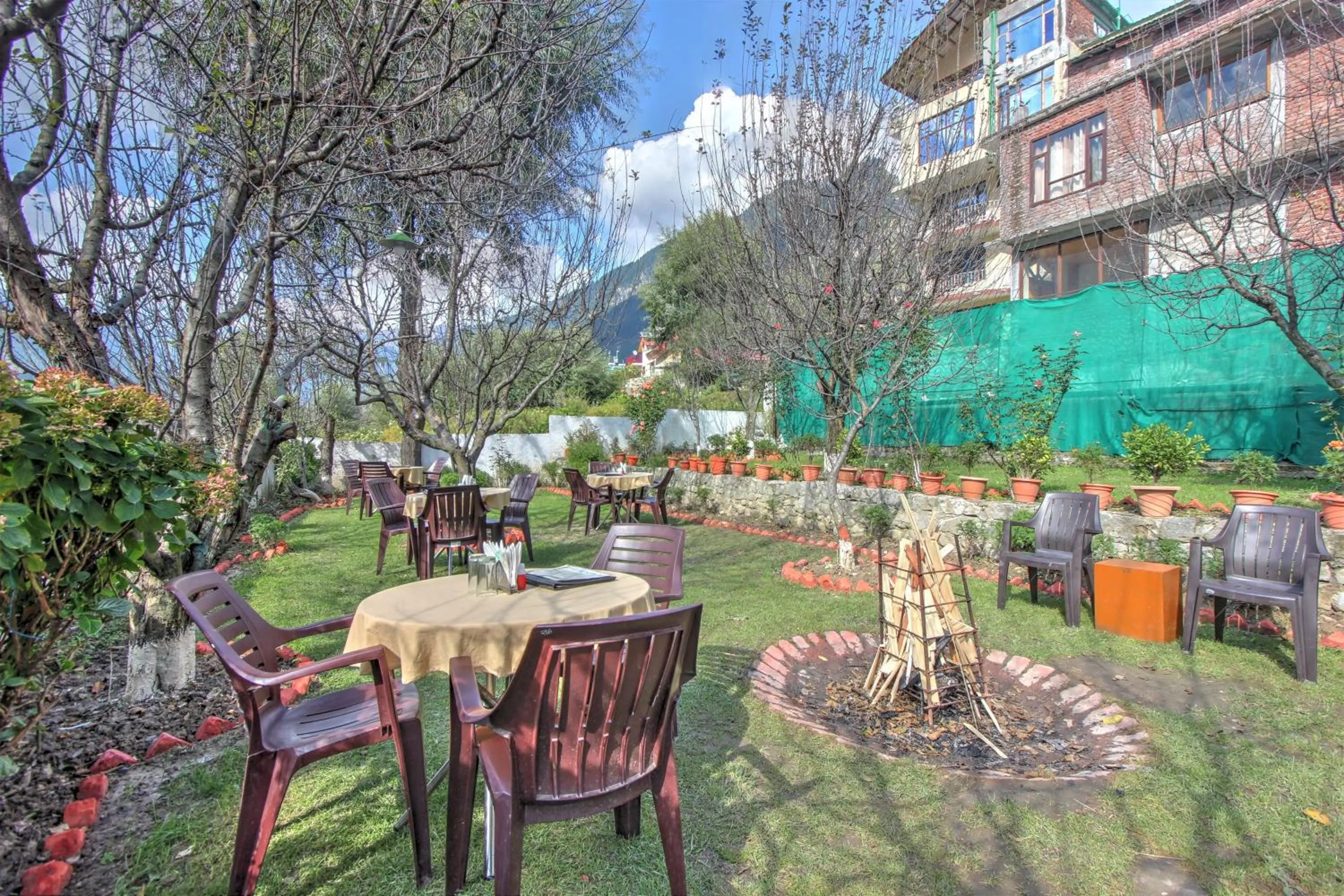 Garden view in Hotel Mountain face by Snow City Hotels