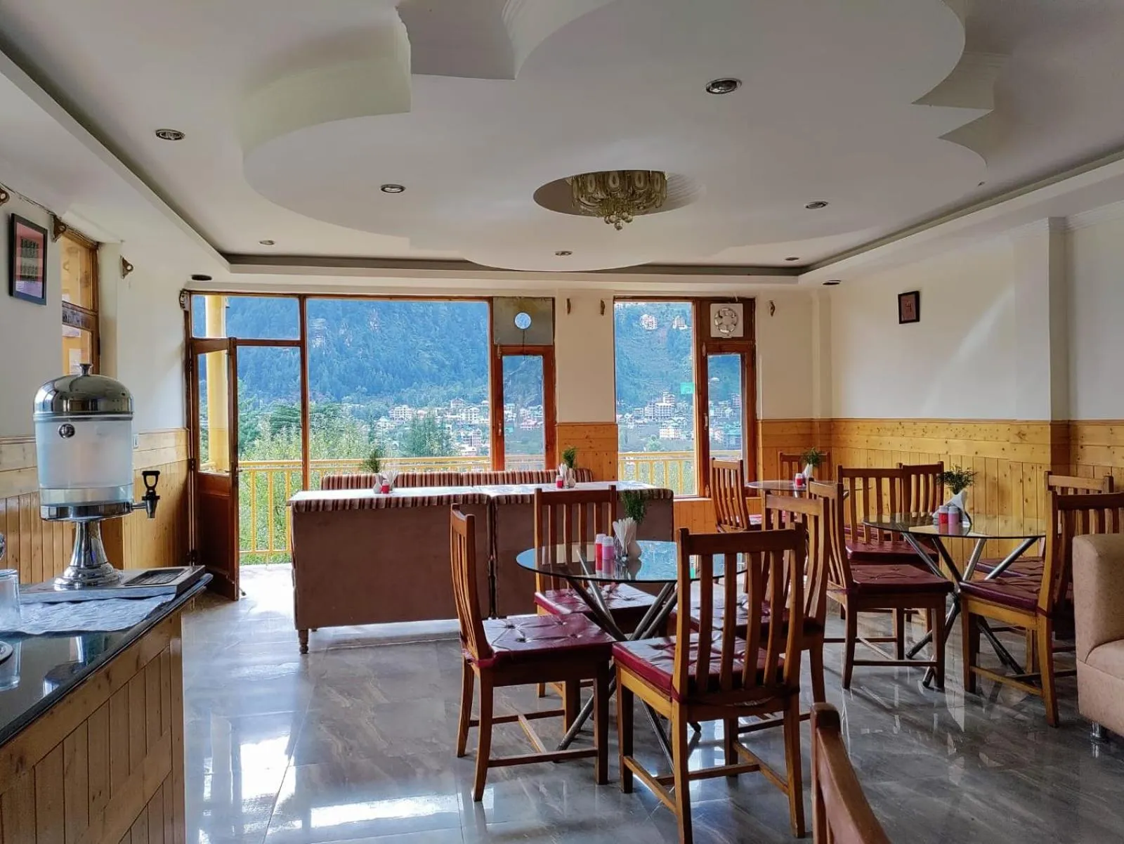 Dining area in Hotel Mountain face by Snow City Hotels