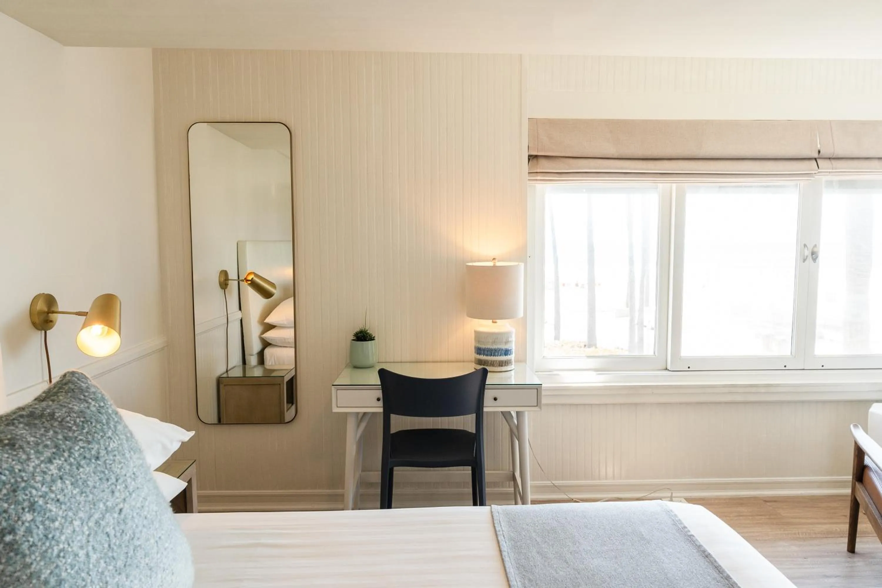 Seating area, Bed in Newport Beach Hotel