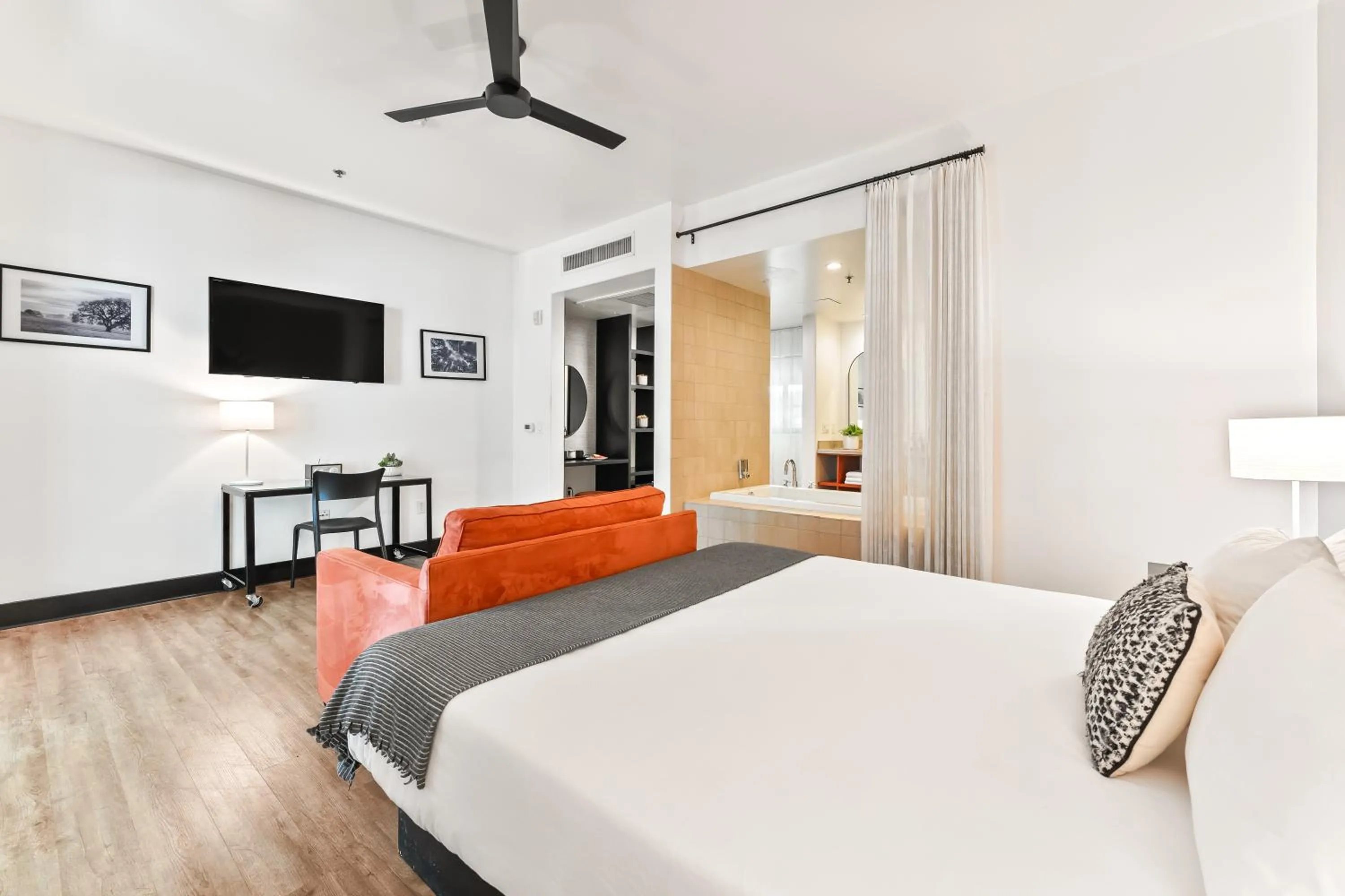 Bed in Hotel Casa 425 + Lounge, A Four Sisters Inn