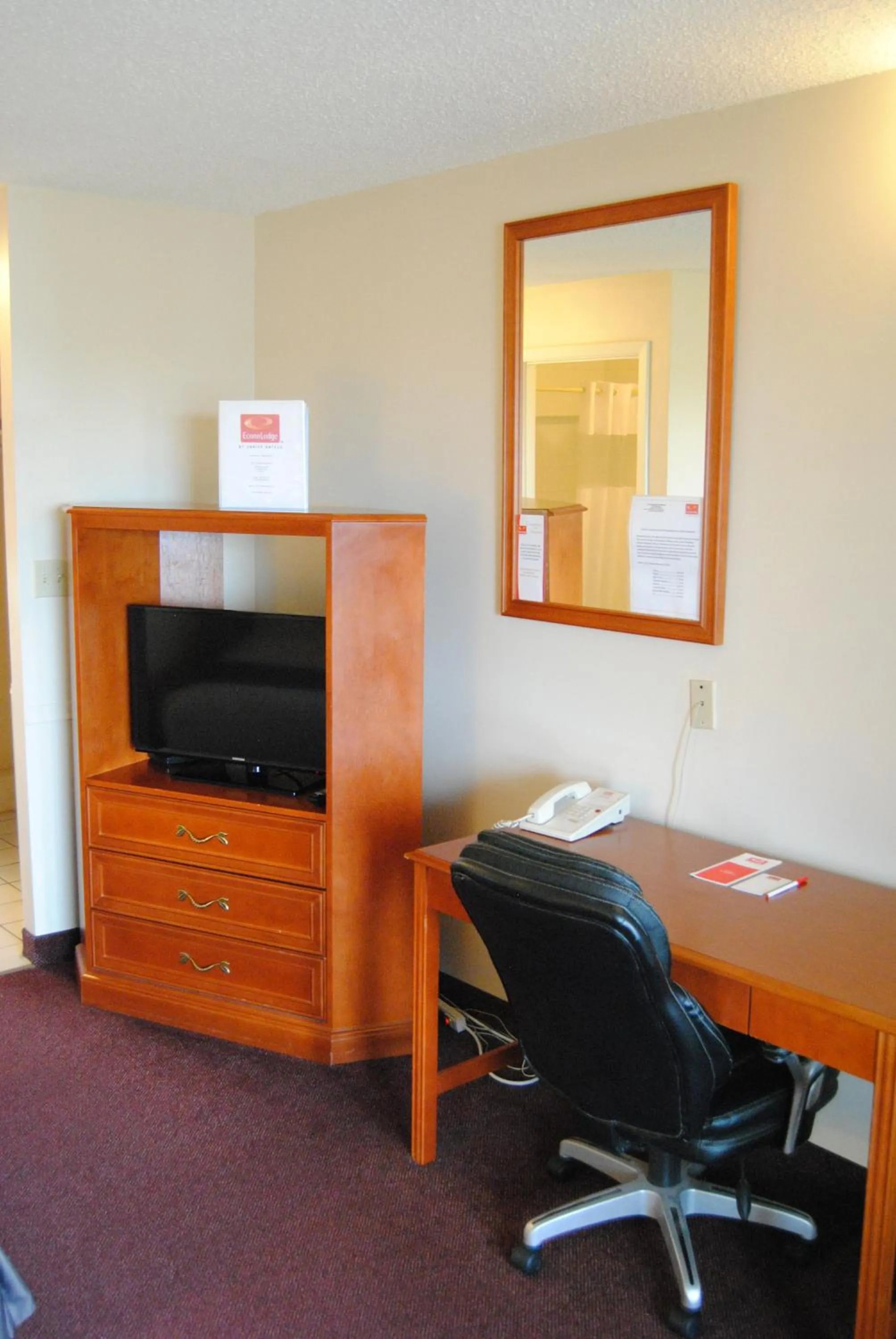 Communal lounge/ TV room in Economy Inn