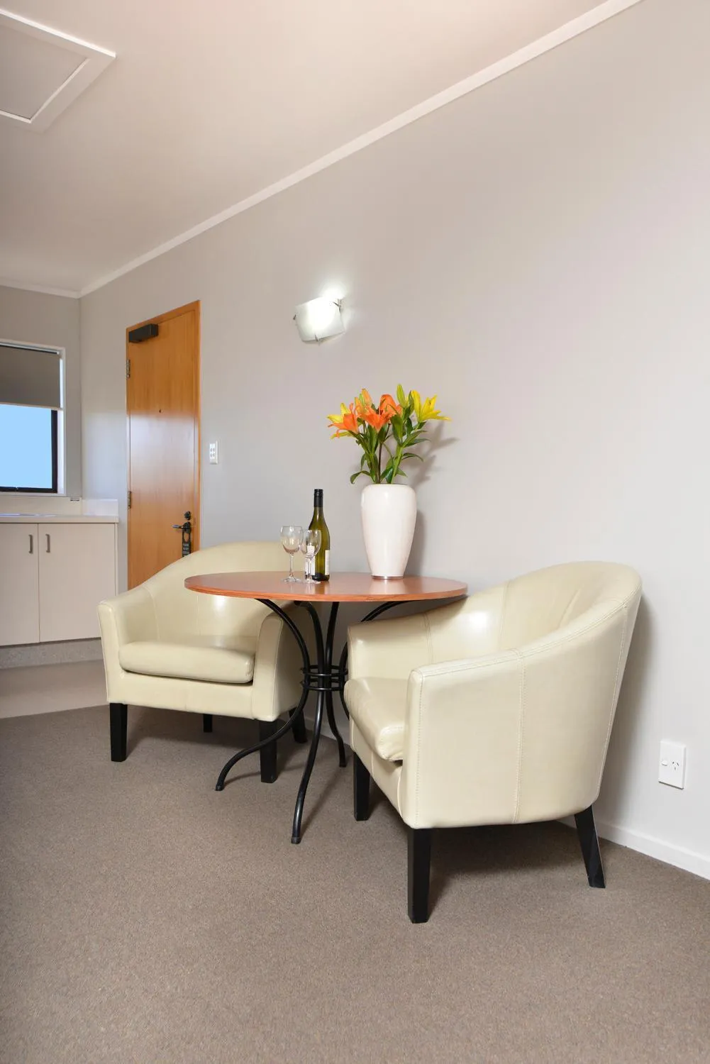 Seating area in Knightsbridge Court Motor Lodge