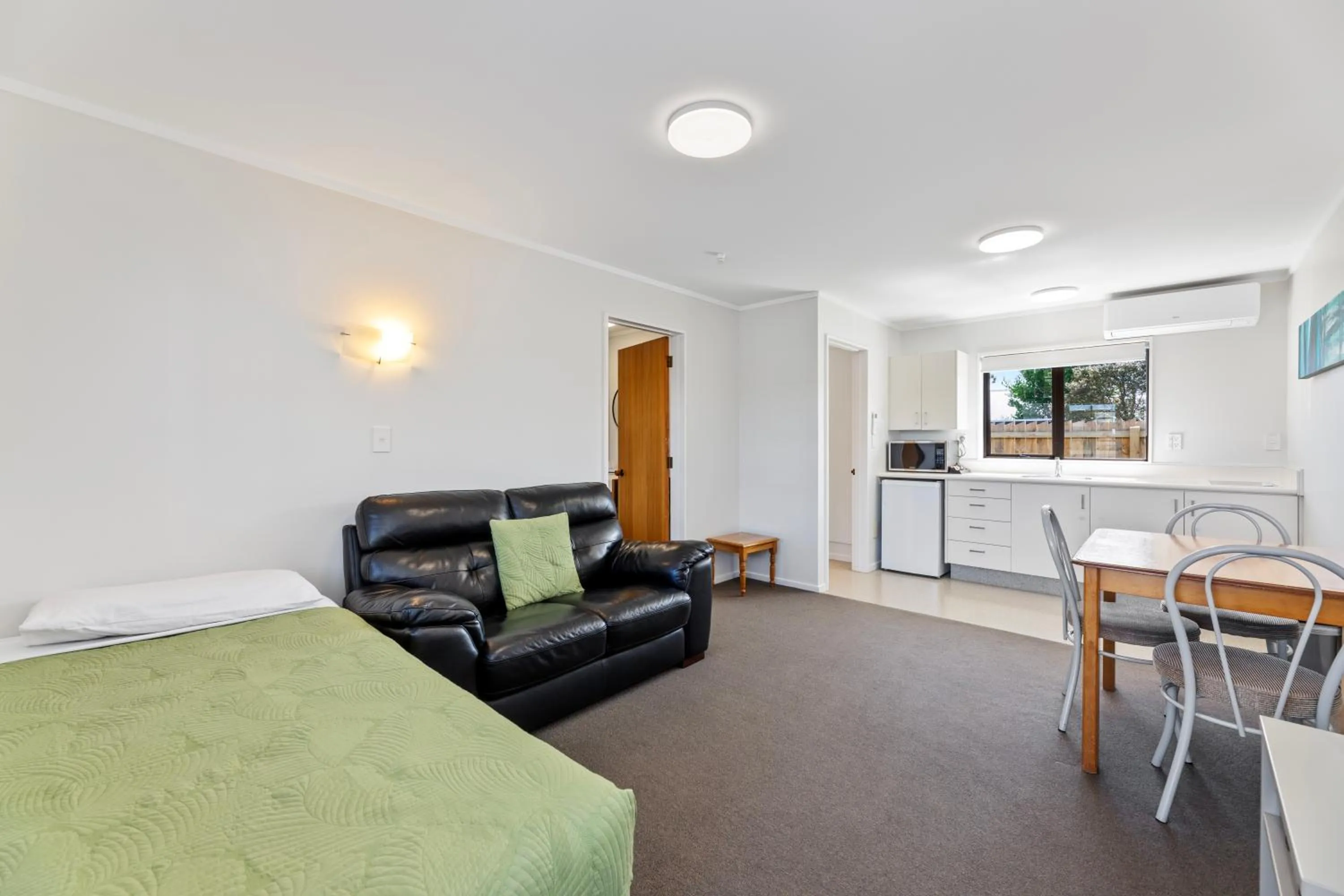 Kitchen or kitchenette in Knightsbridge Court Motor Lodge