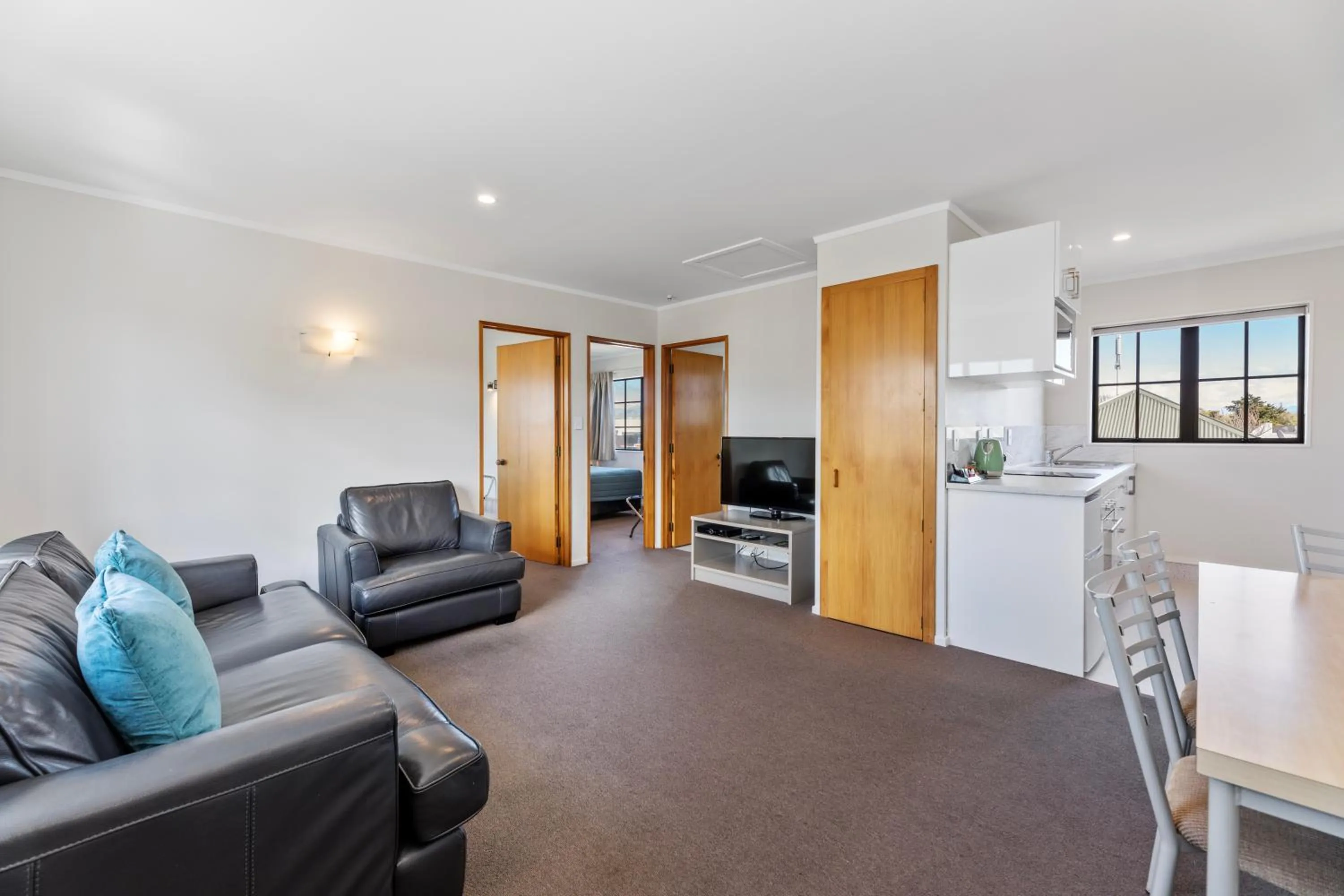 Communal lounge/ TV room in Knightsbridge Court Motor Lodge