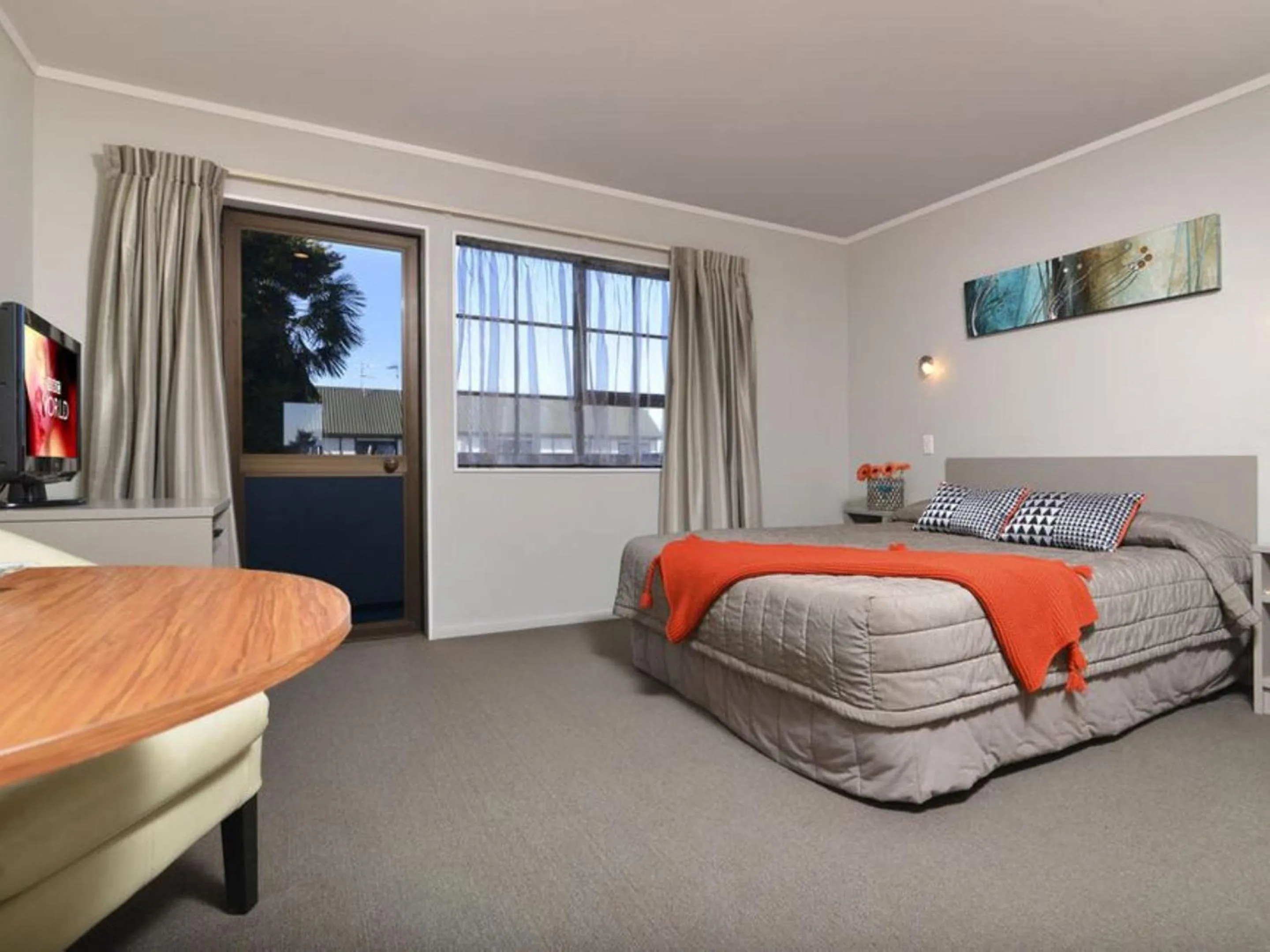 TV and multimedia, Bed in Knightsbridge Court Motor Lodge