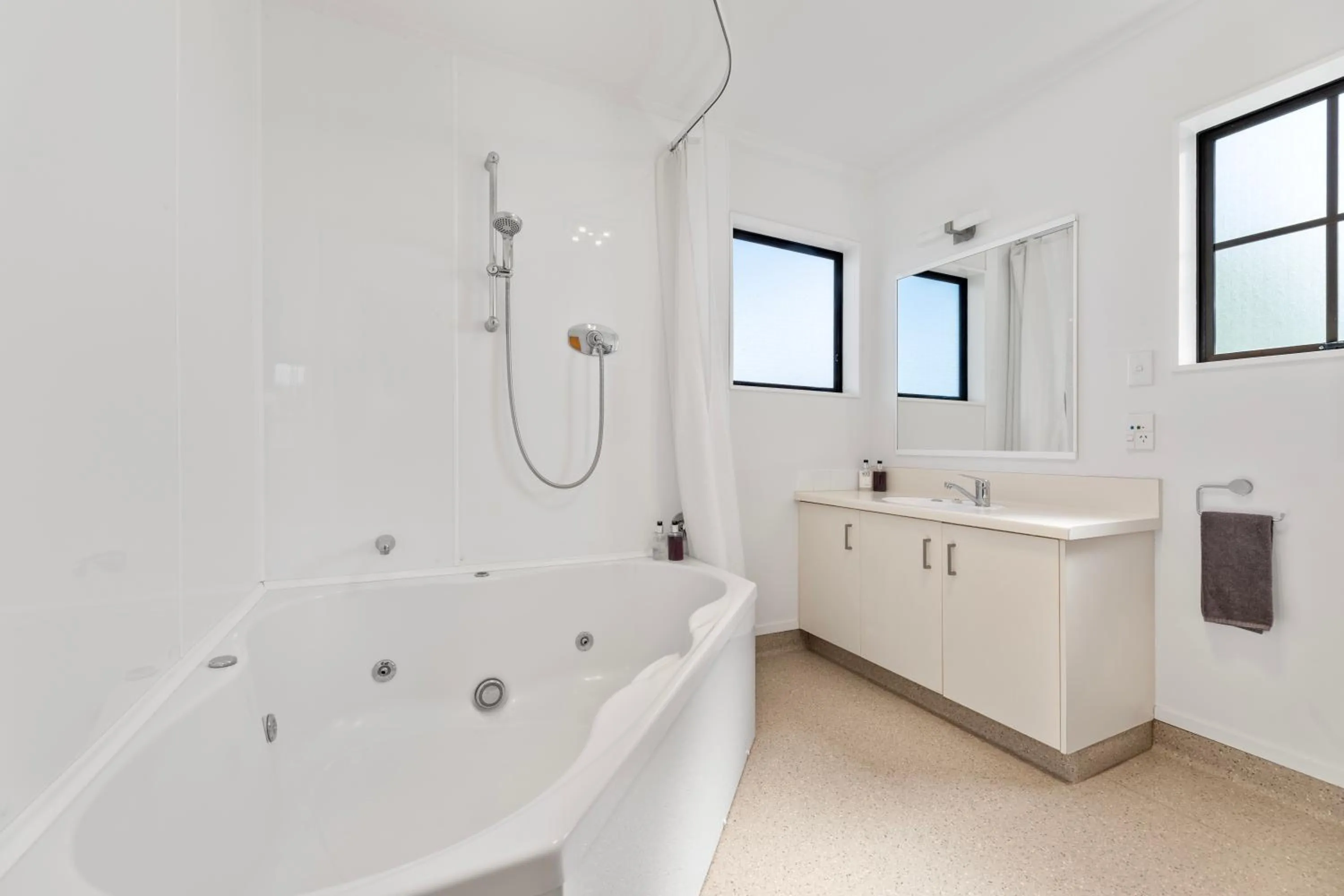 Toilet in Knightsbridge Court Motor Lodge