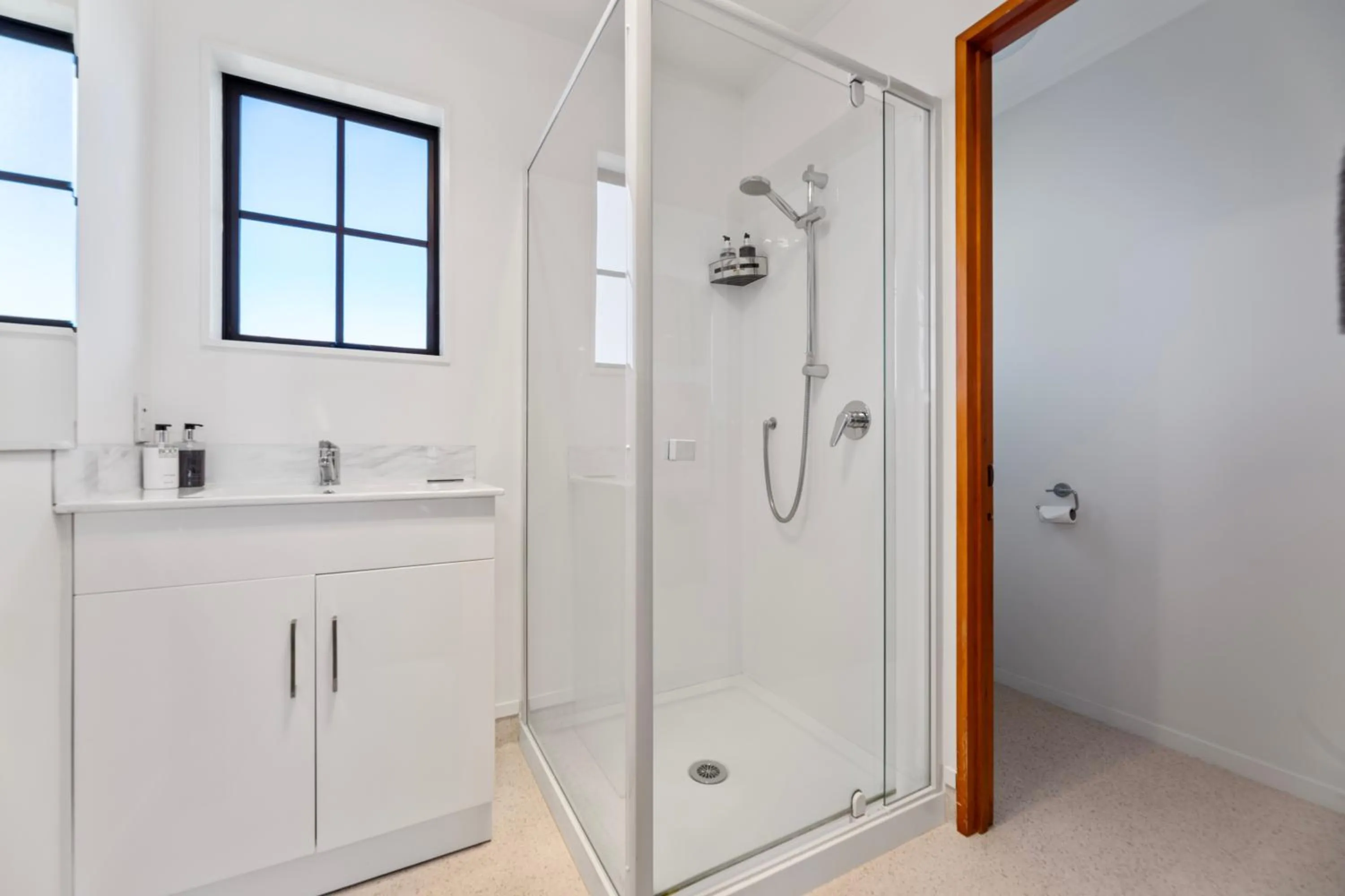 Shower in Knightsbridge Court Motor Lodge