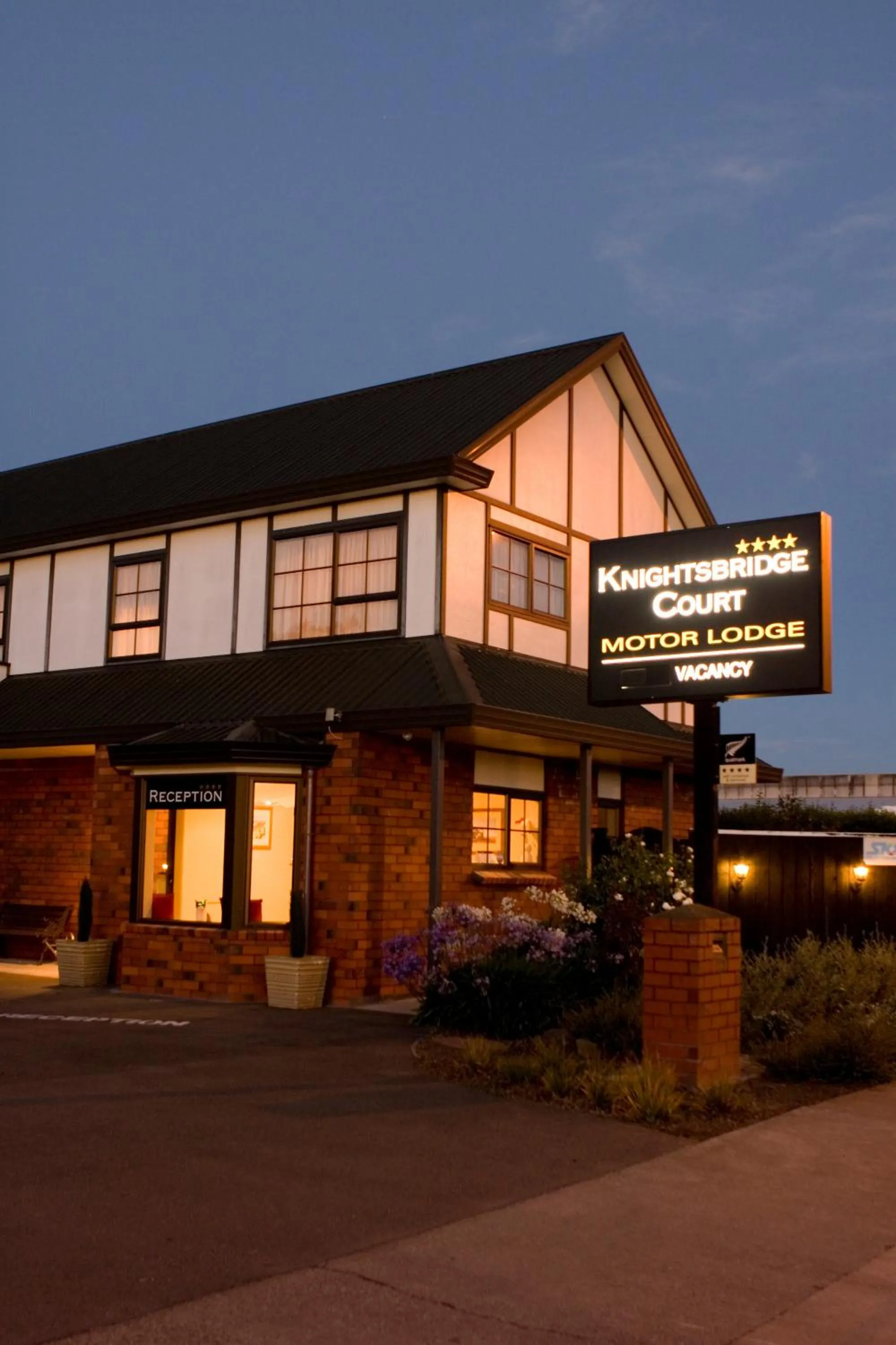 Facade/entrance in Knightsbridge Court Motor Lodge