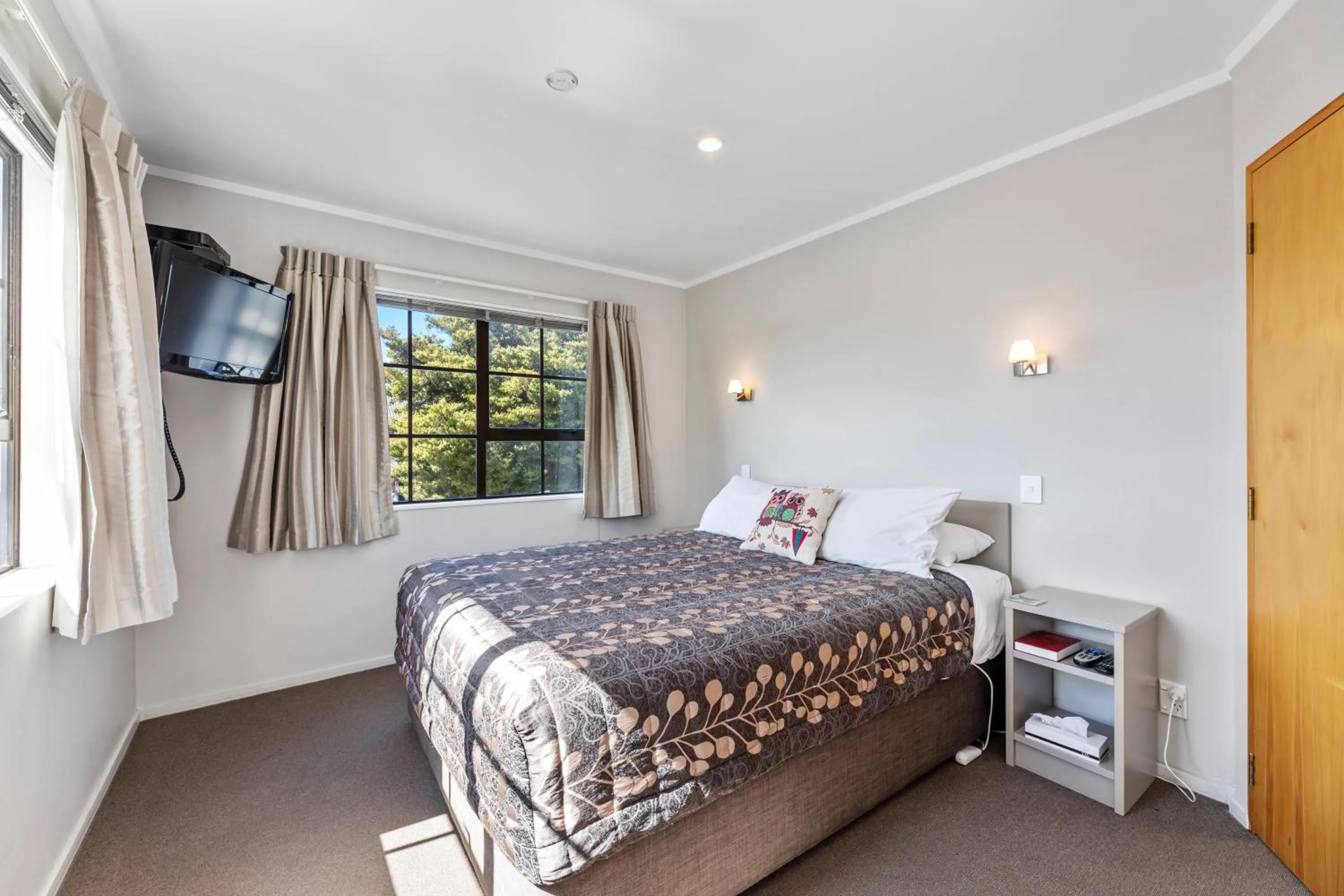 Bedroom, Bed in Knightsbridge Court Motor Lodge