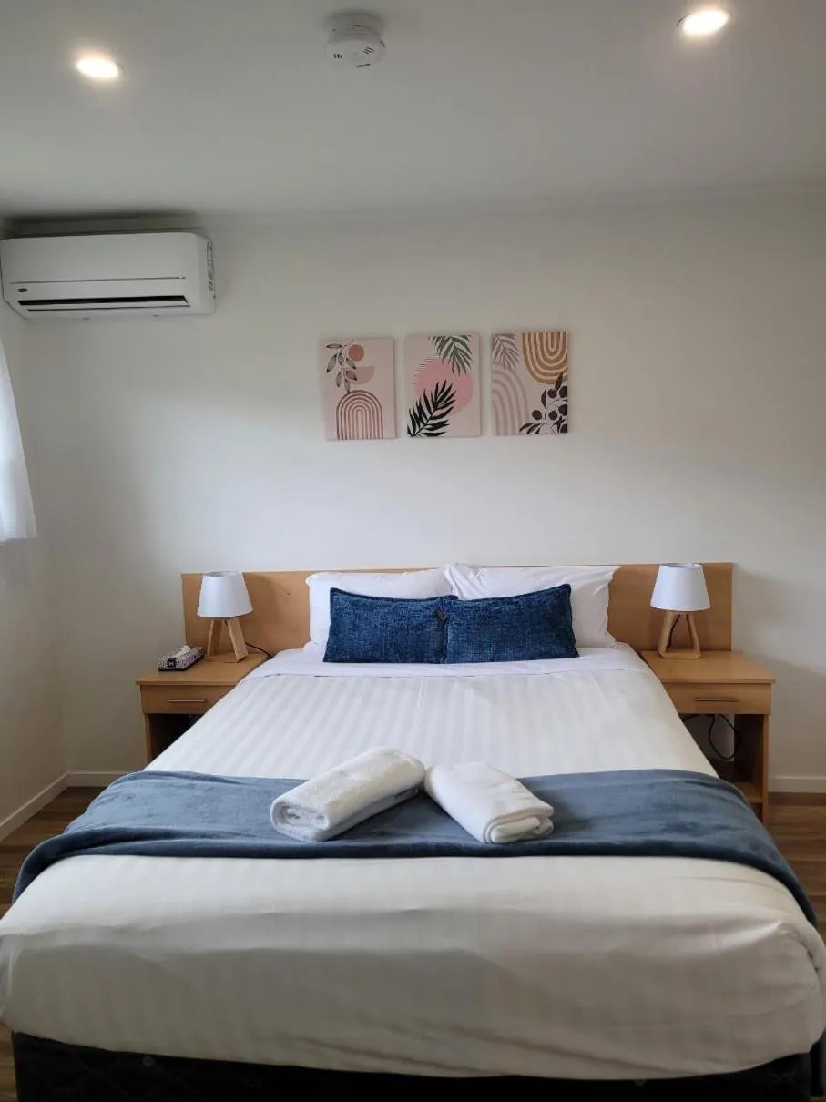 Bedroom, Bed in Ocean Inn Motel