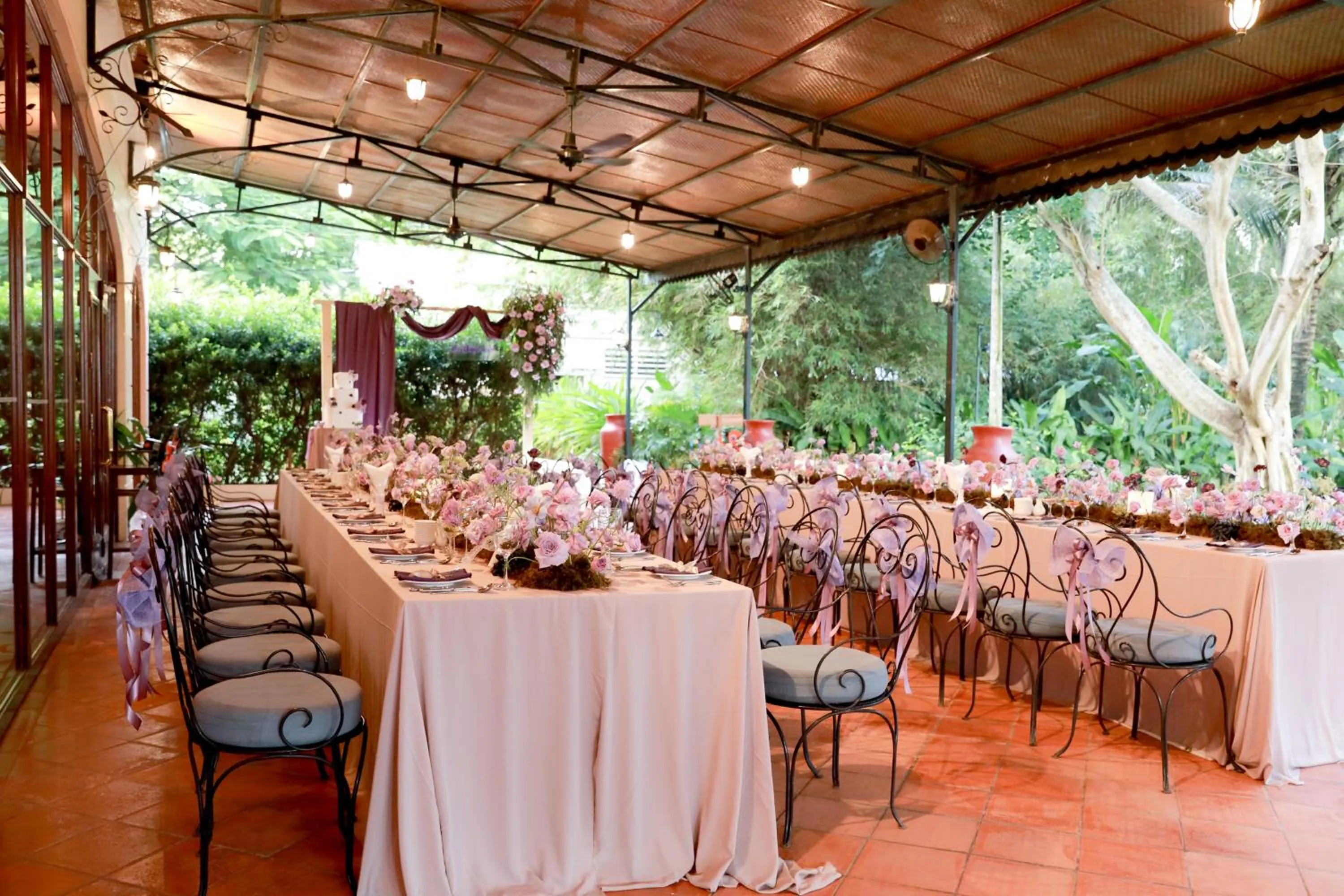 Restaurant/places to eat in Victoria Can Tho Resort