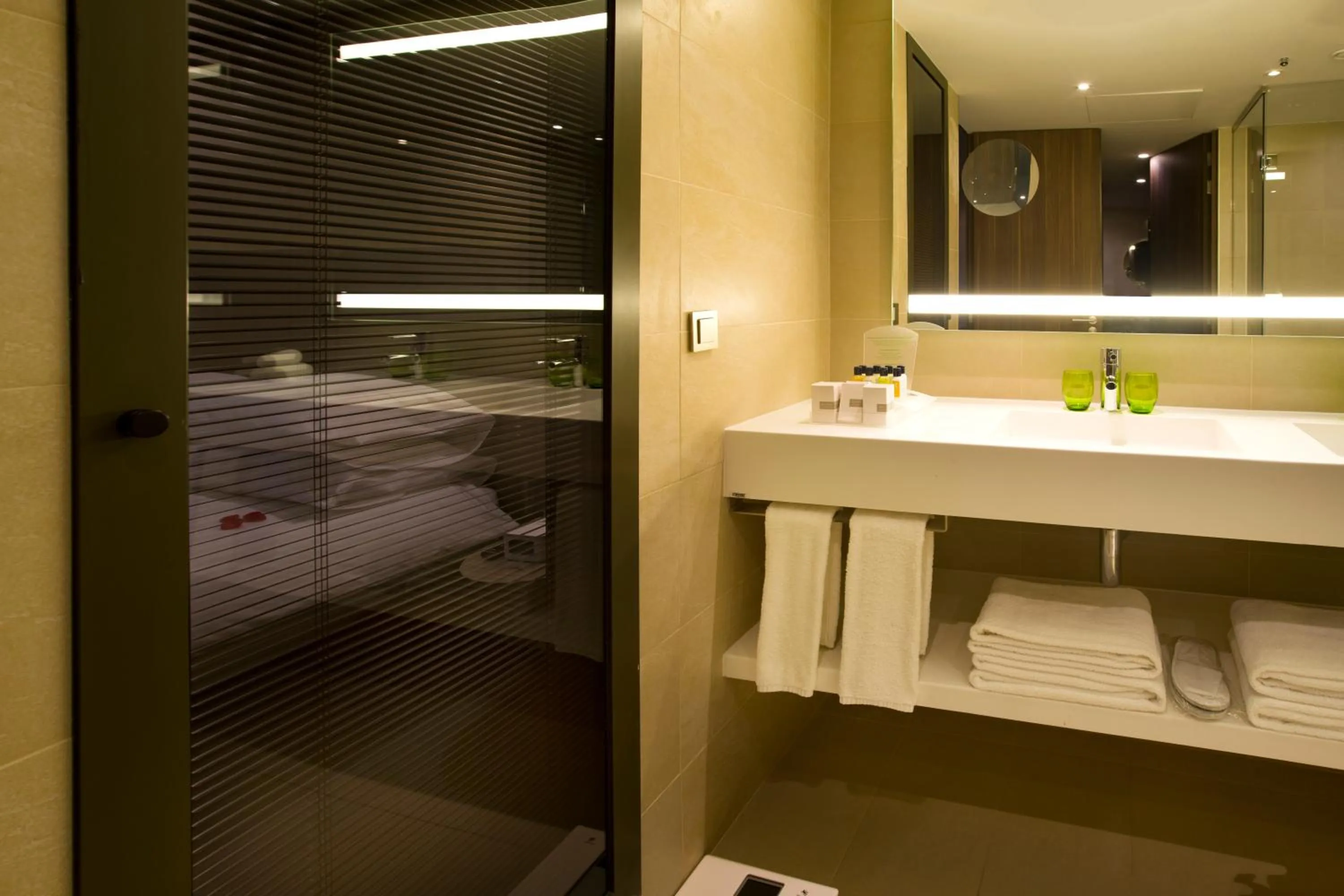 Bathroom, Bed in Holiday Inn Algiers - Cheraga Tower by IHG