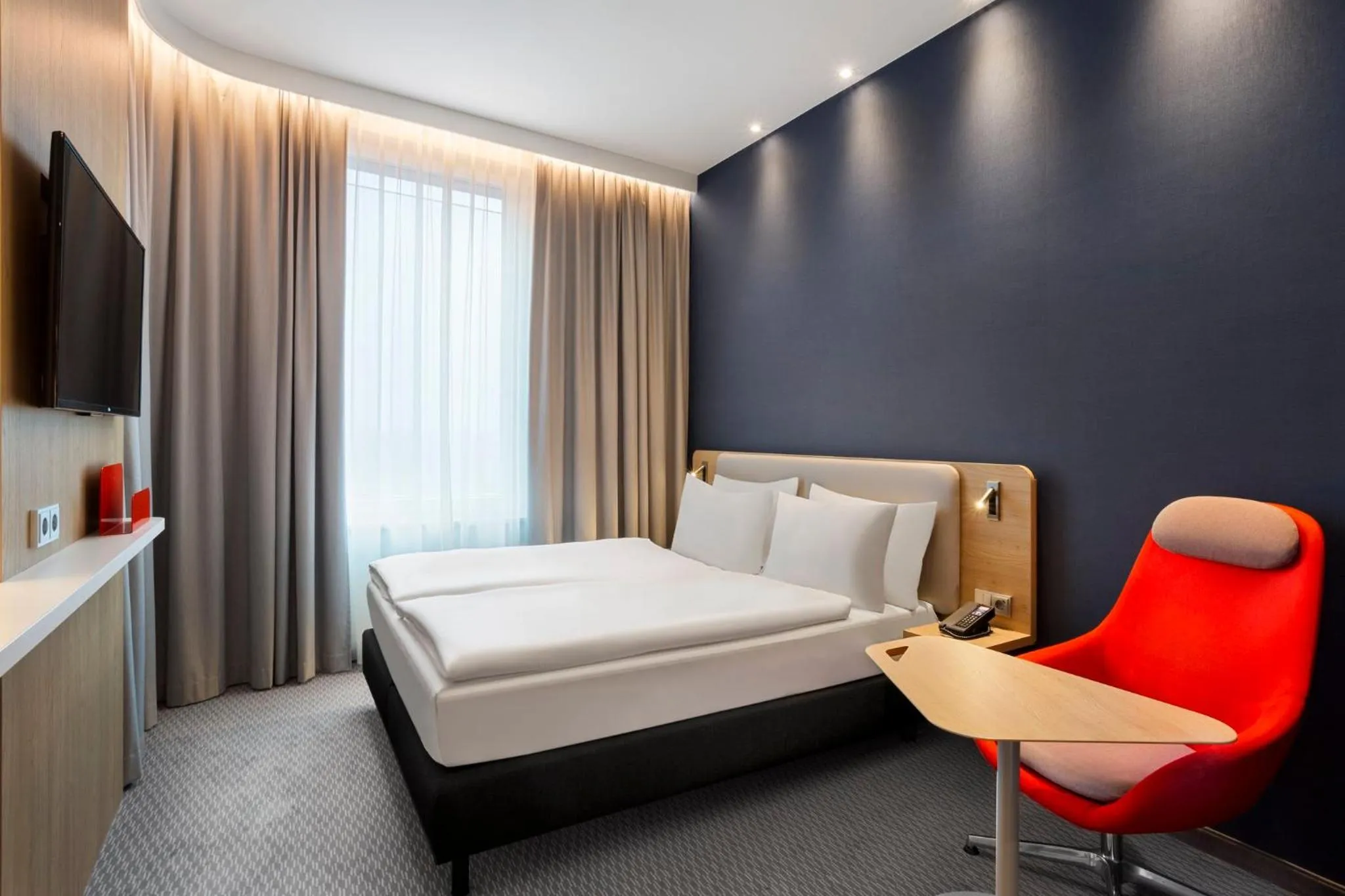 Photo of the whole room, Bed in Holiday Inn Express Munich City West by IHG