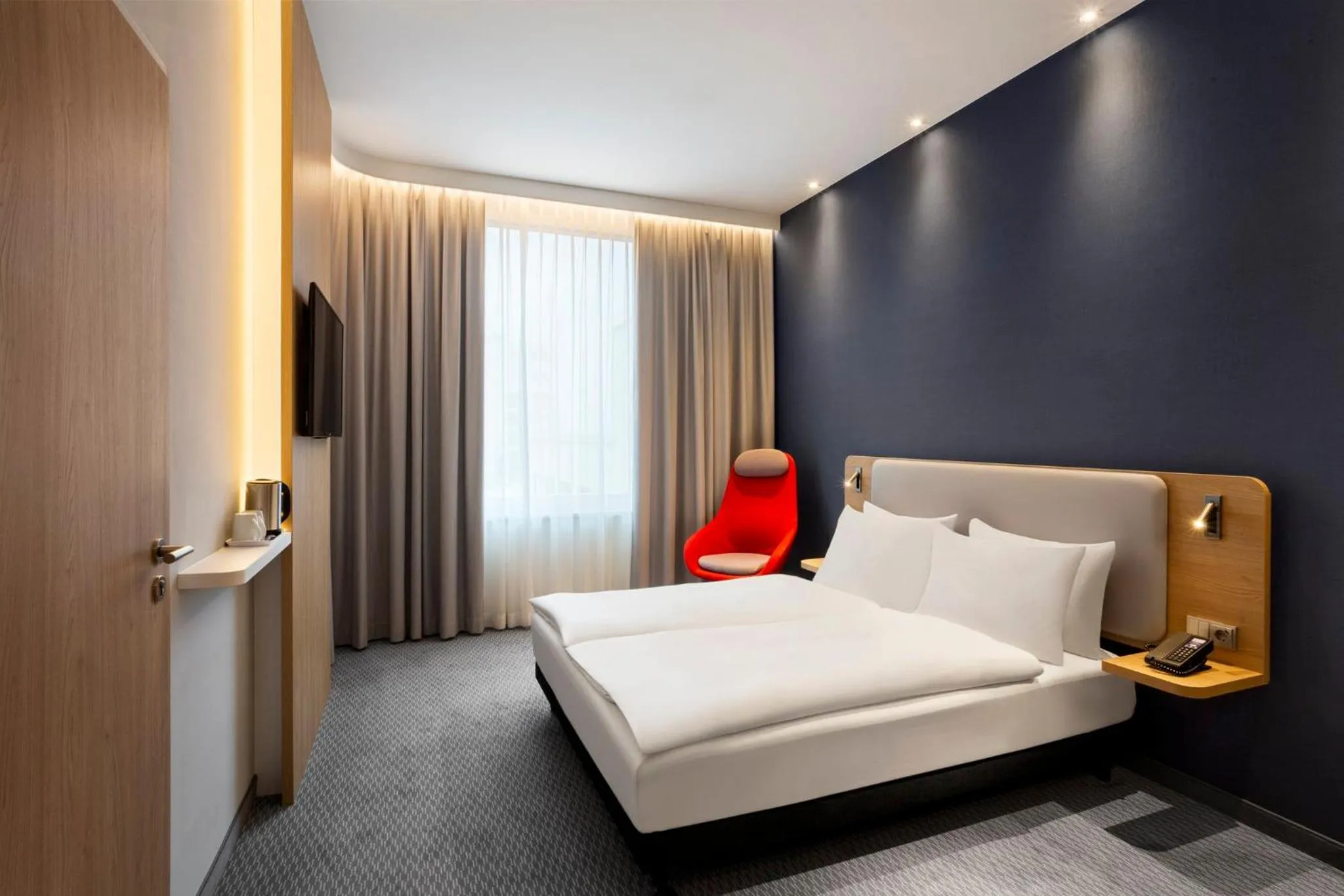 Photo of the whole room, Bed in Holiday Inn Express Munich City West by IHG