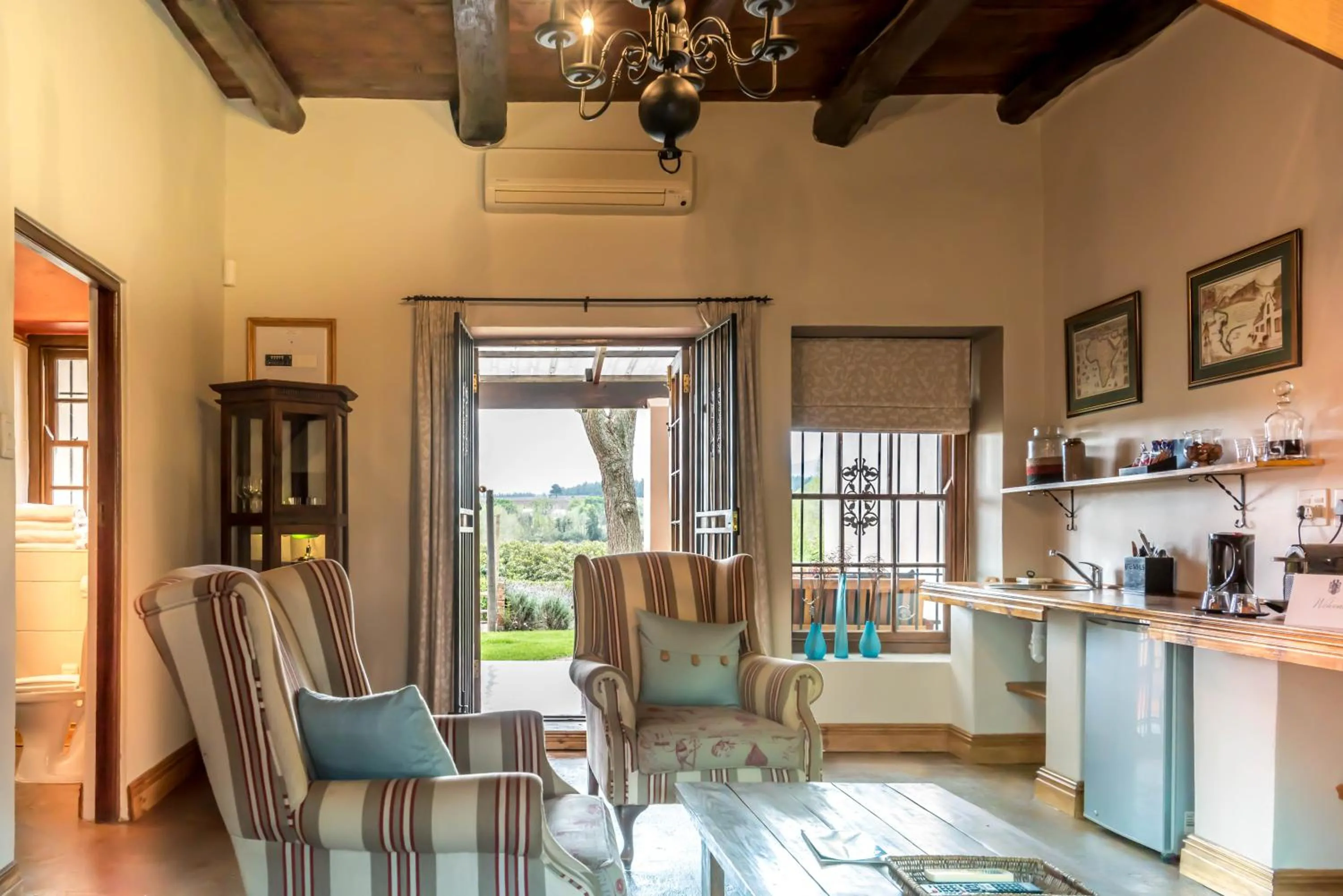 Photo of the whole room in De Leeuwenhof Estate