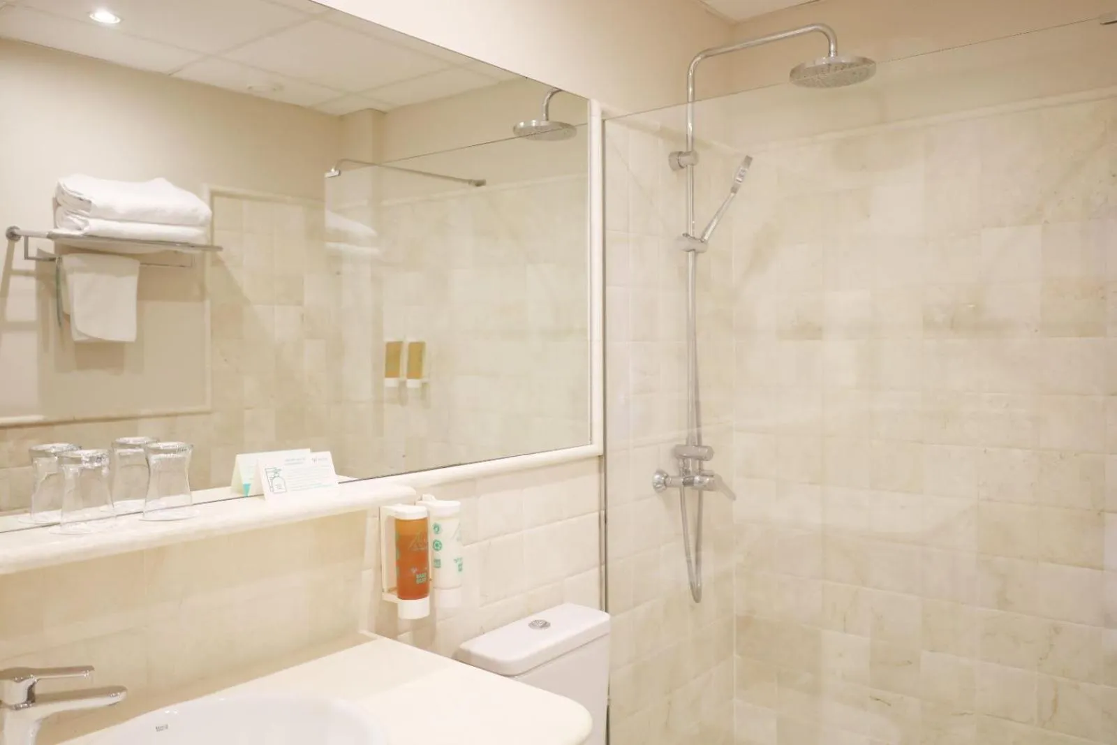 Shower in Seth Santo Tomás