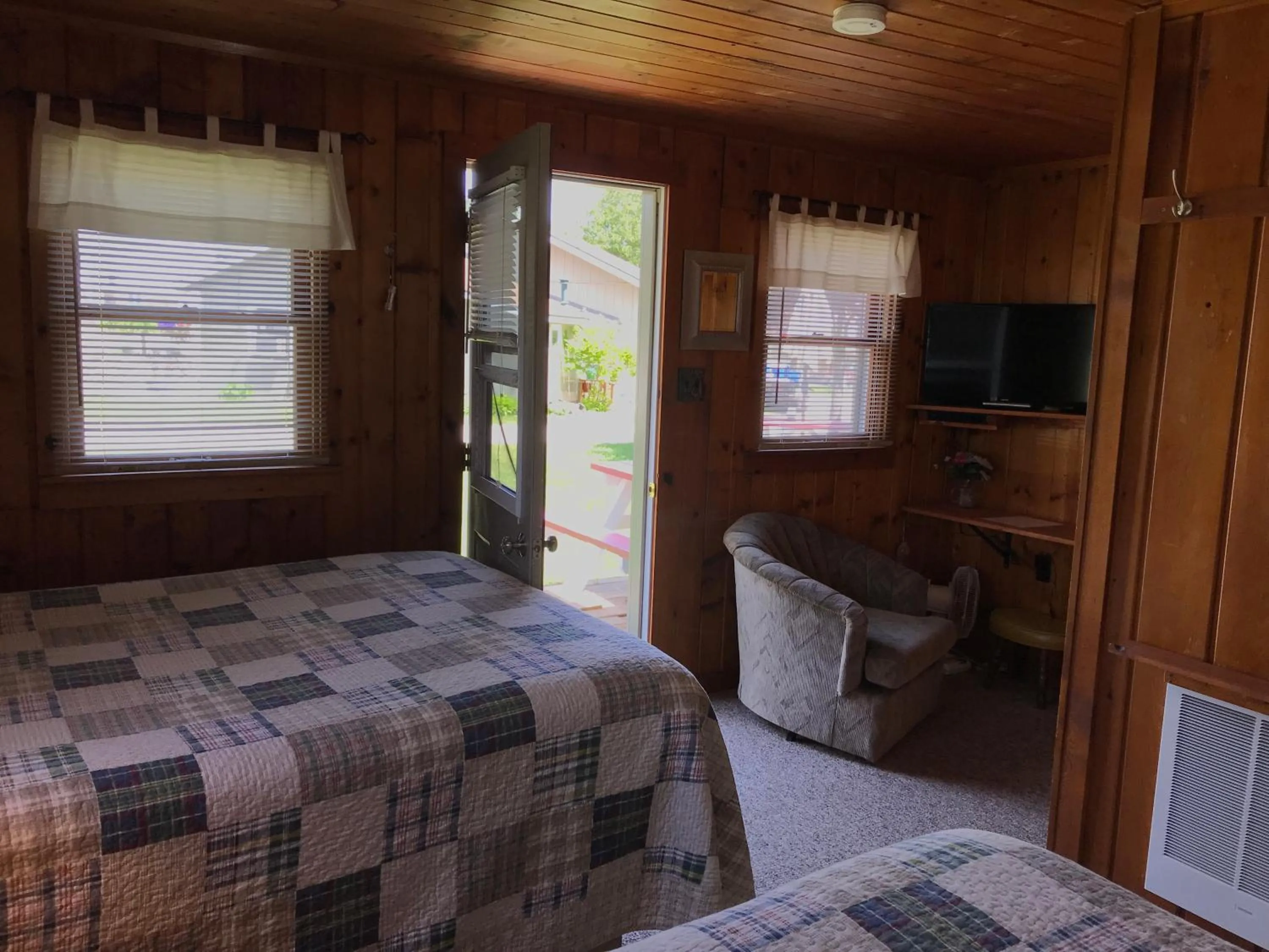 Living room, Bed in Cedar Ridge Cabins