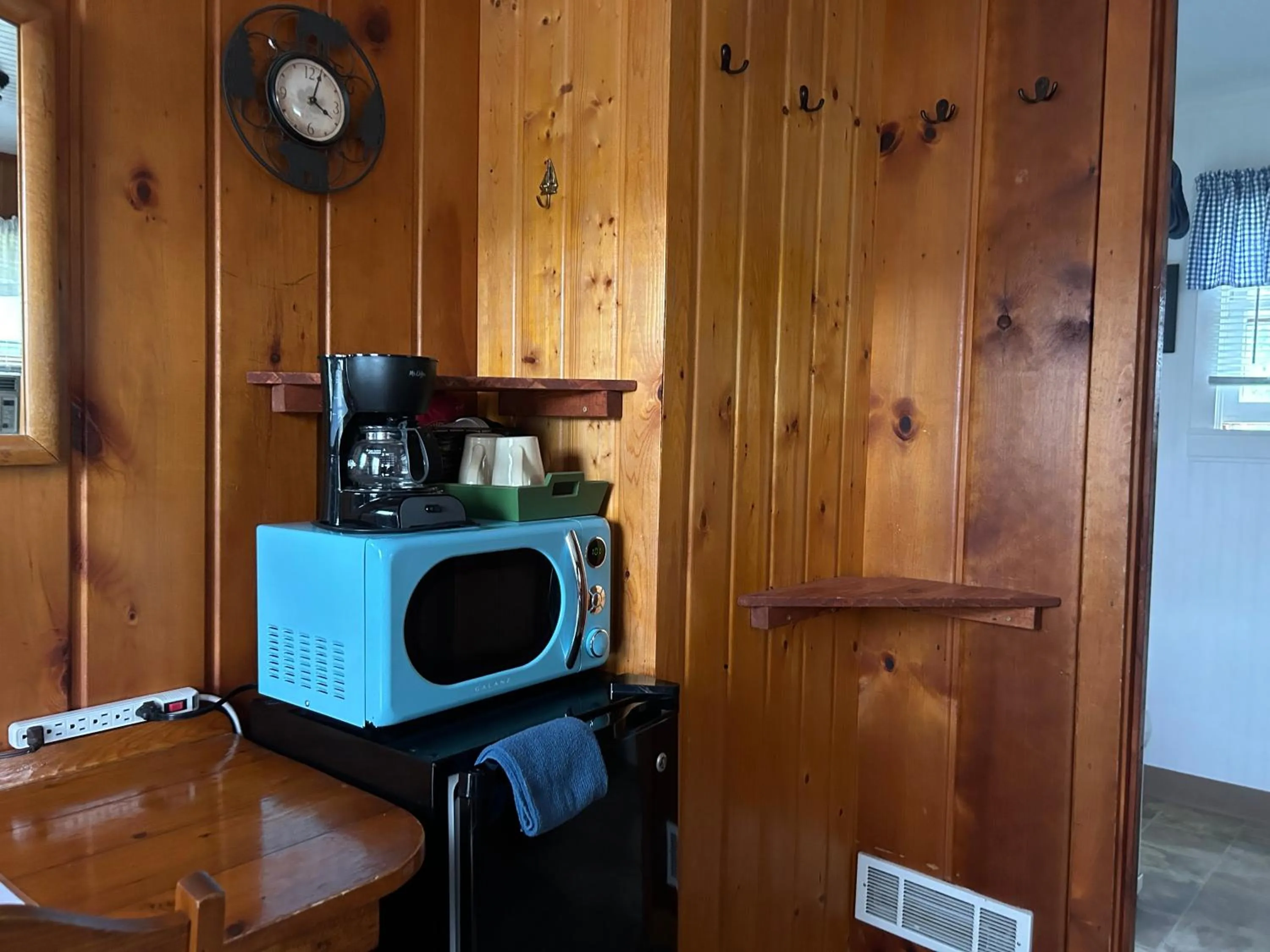 Coffee/tea facilities in Cedar Ridge Cabins