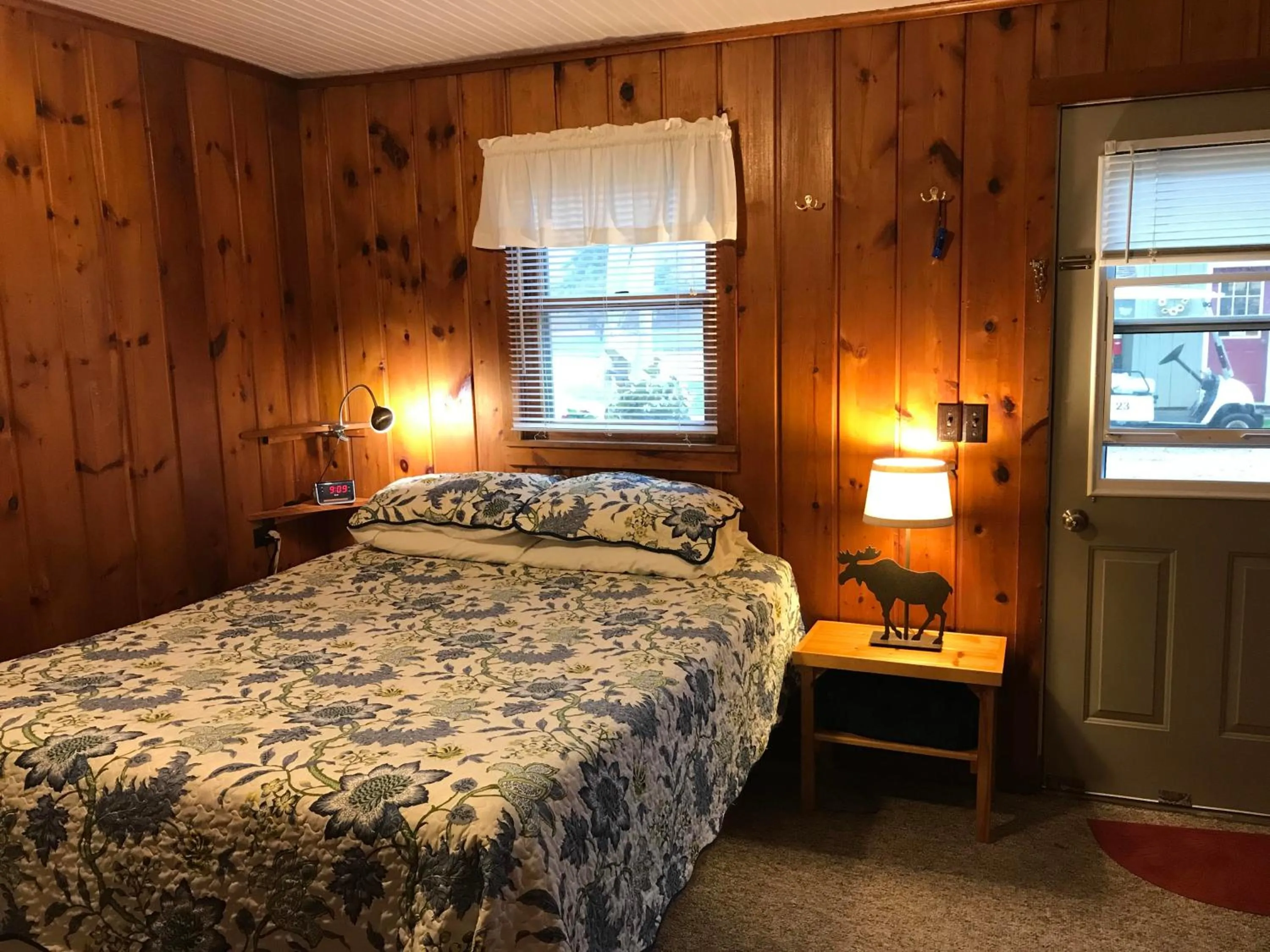Photo of the whole room, Bed in Cedar Ridge Cabins