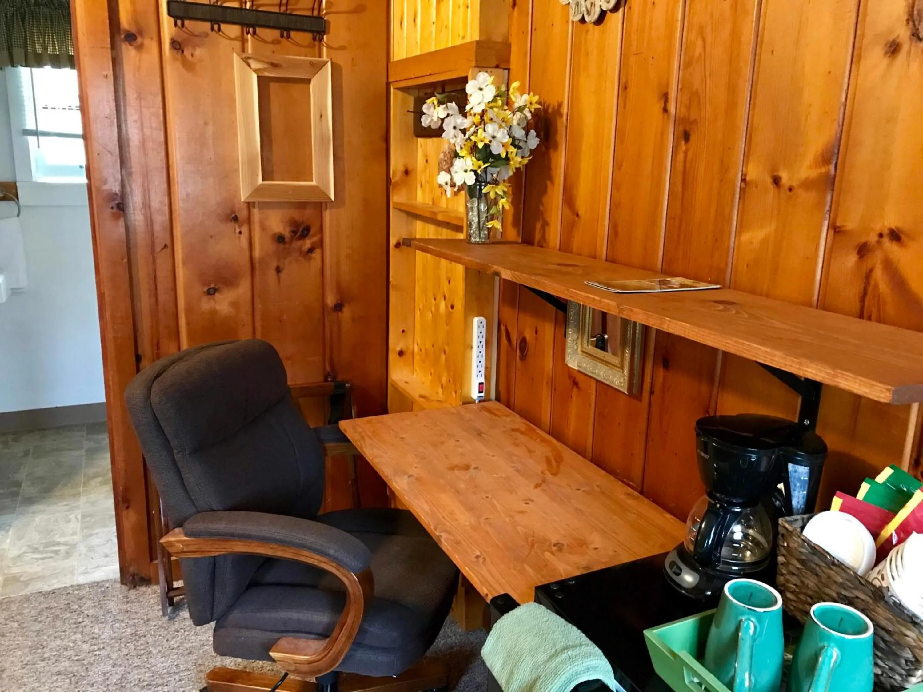 Coffee/tea facilities in Cedar Ridge Cabins