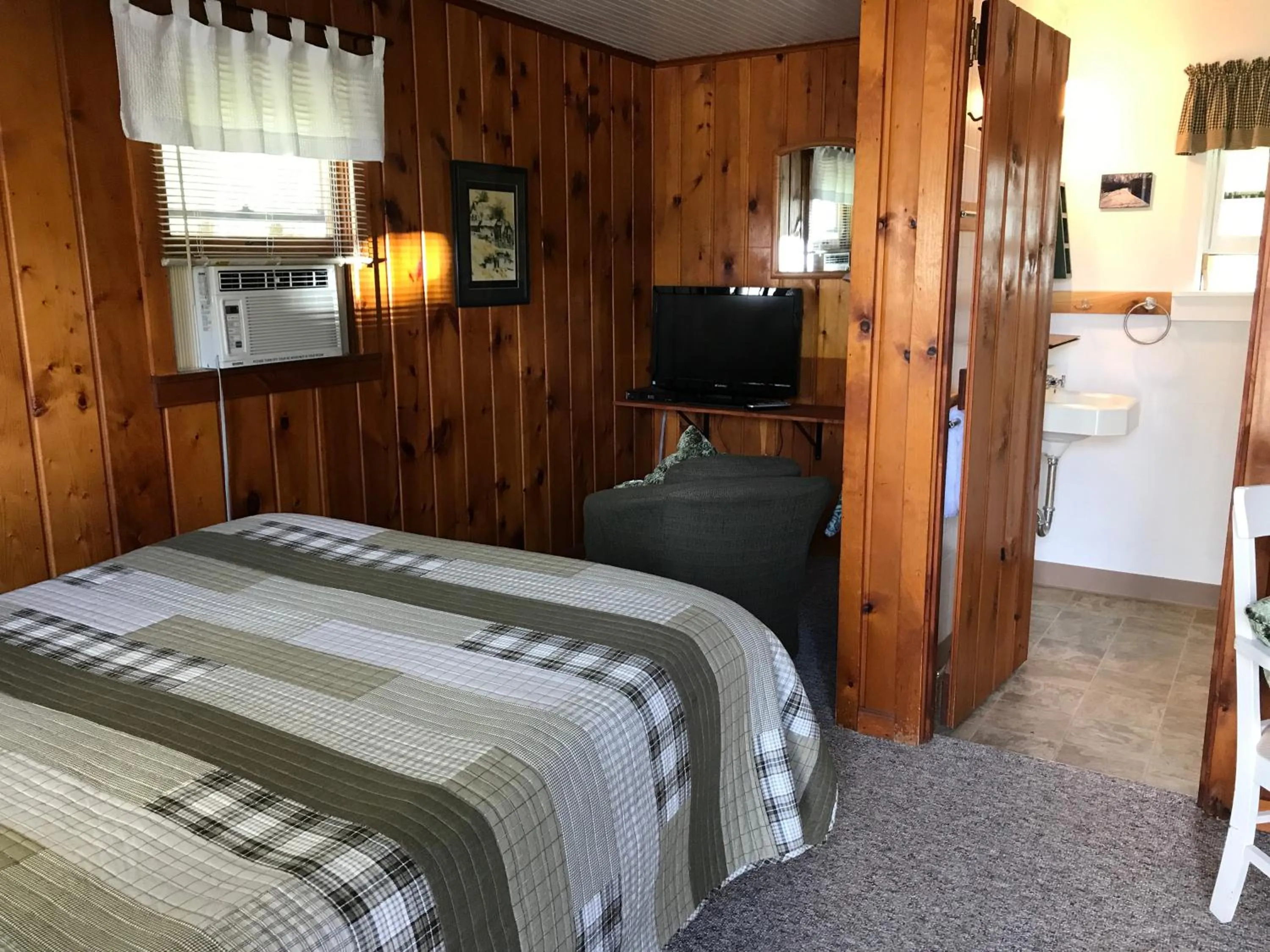 Bathroom, Bed in Cedar Ridge Cabins