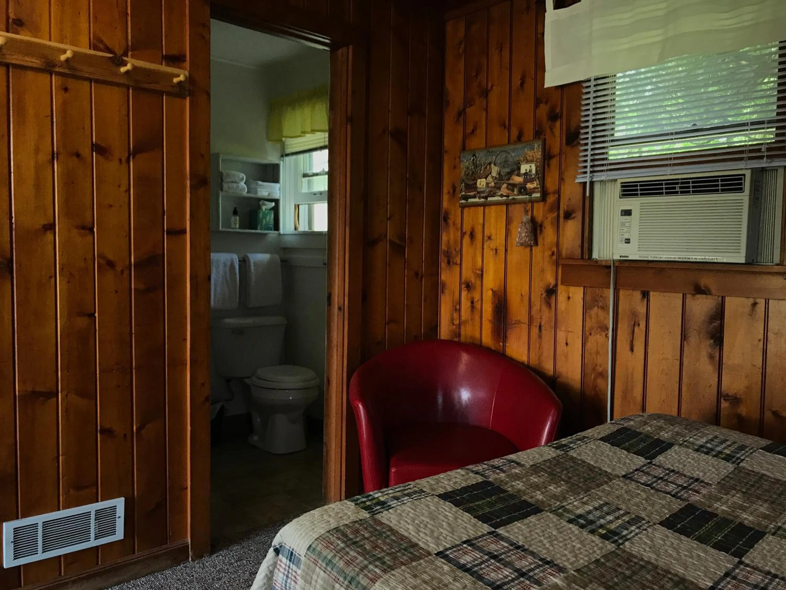Bathroom, Bed in Cedar Ridge Cabins
