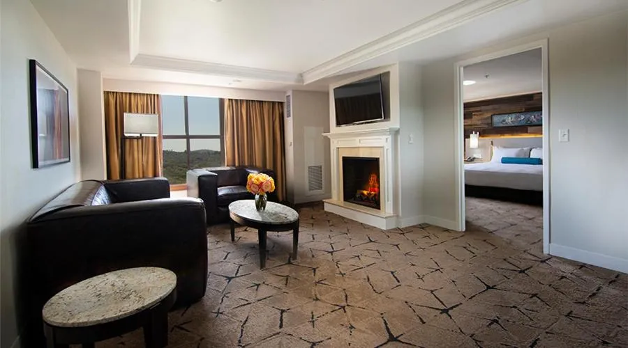 Seating area, Bed in Chukchansi Gold Resort & Casino