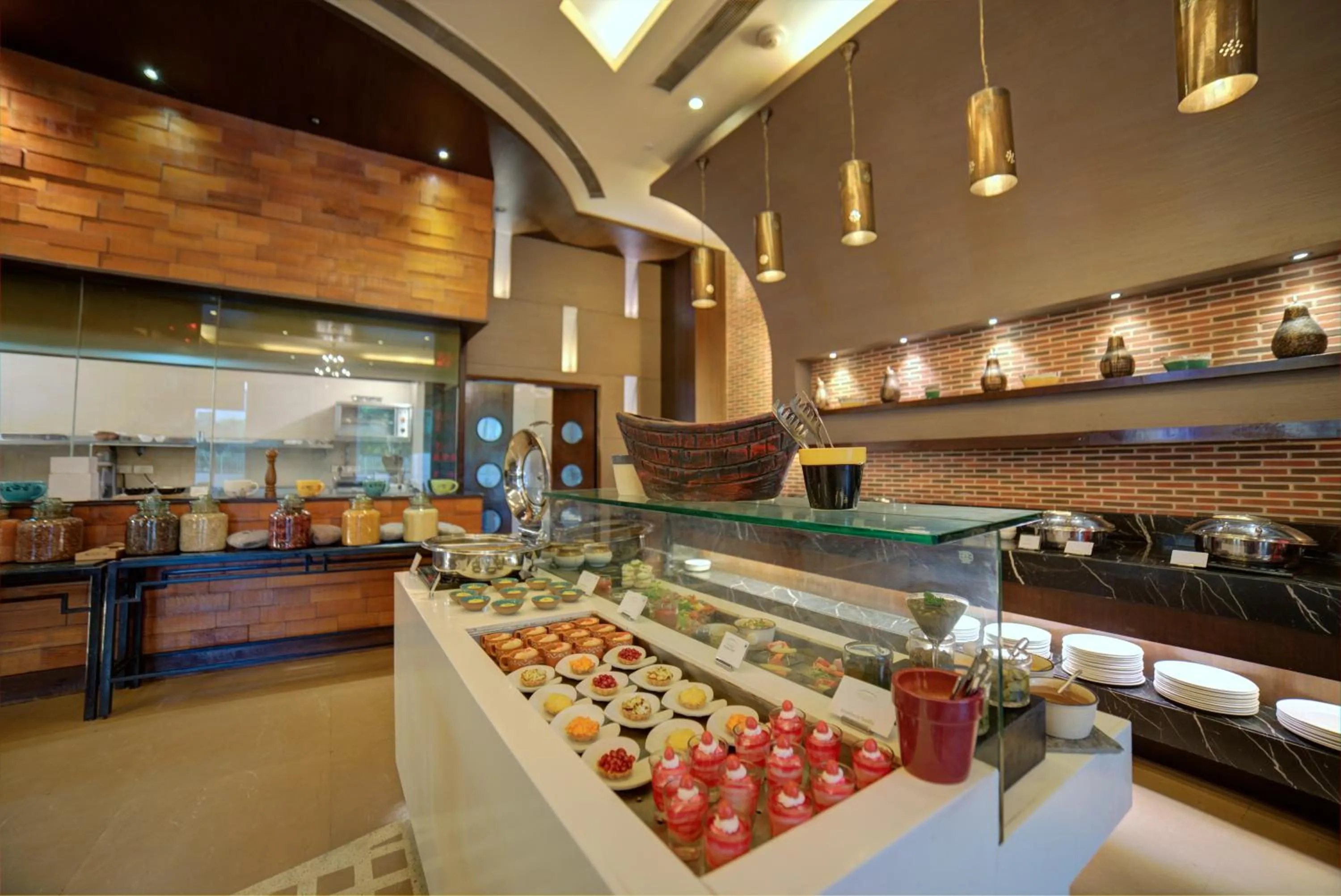 Restaurant/places to eat in Goldfinch Hotel Delhi NCR