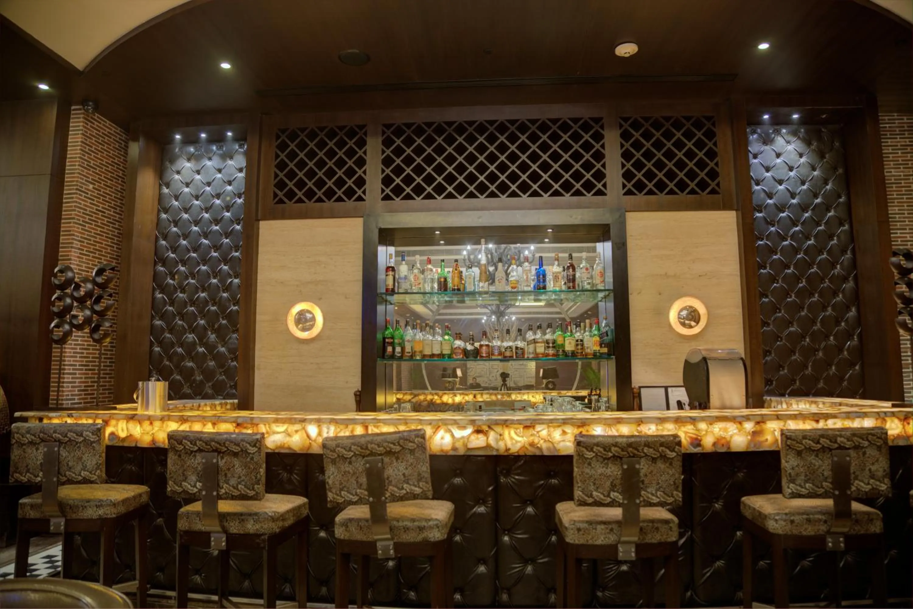 Lounge or bar in Goldfinch Hotel Delhi NCR