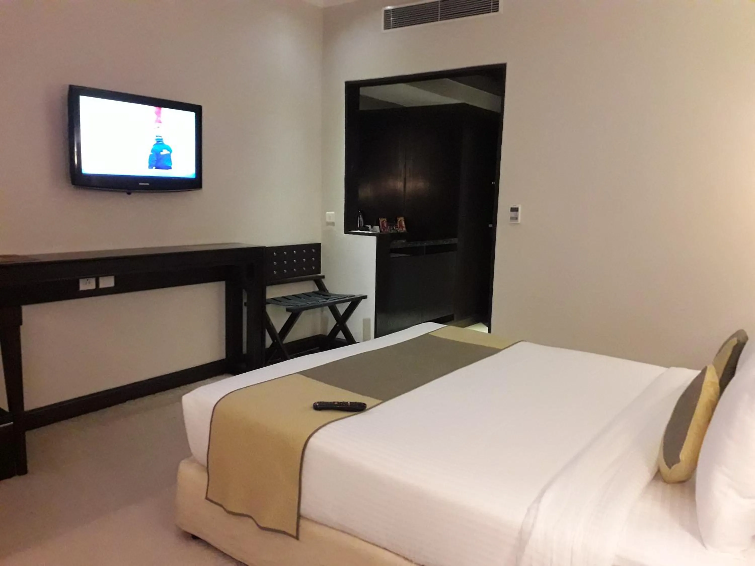 Photo of the whole room, Bed in Goldfinch Hotel Delhi NCR