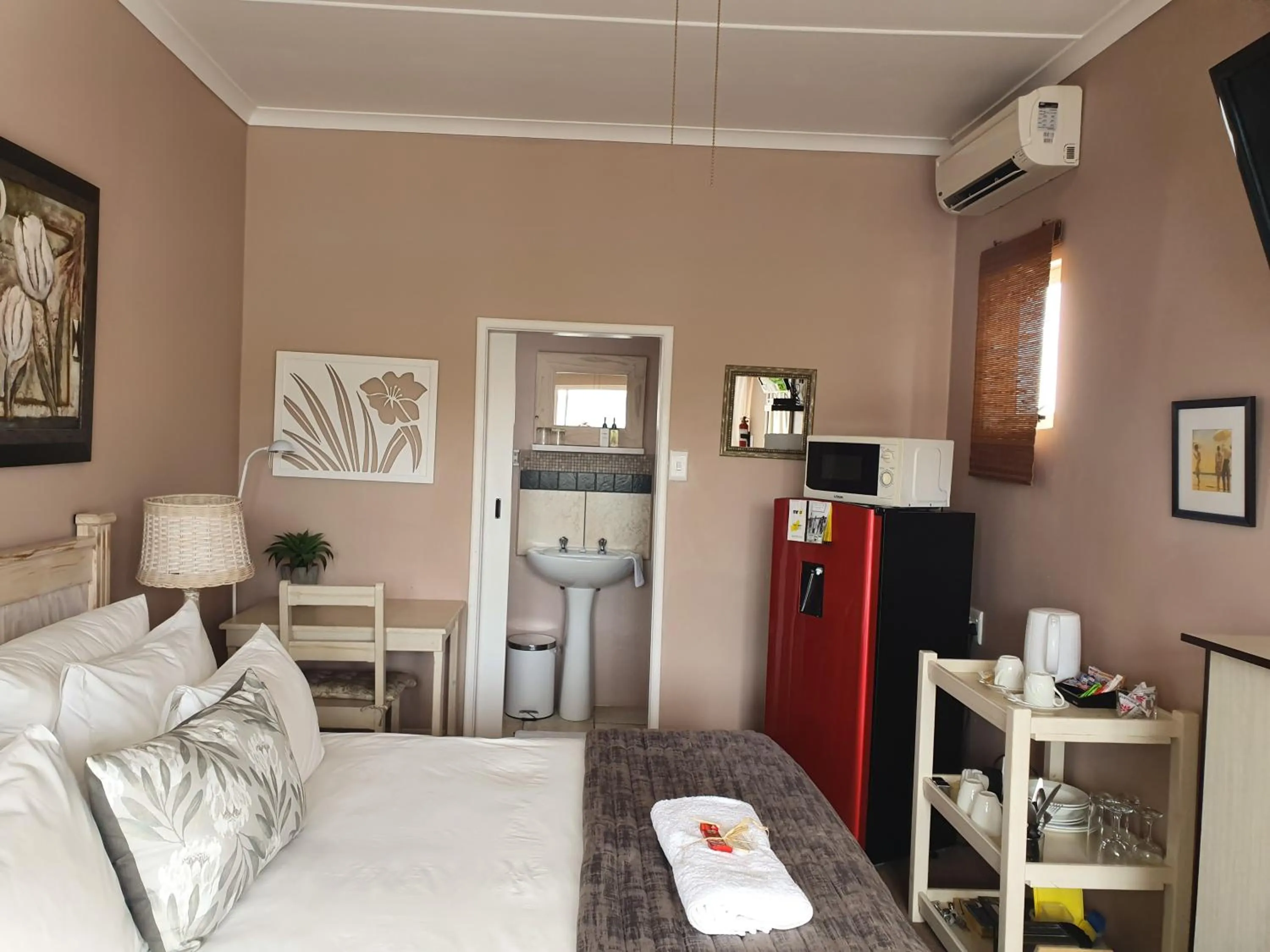 Coffee/tea facilities, Bed in Nahoon Bed & Breakfast