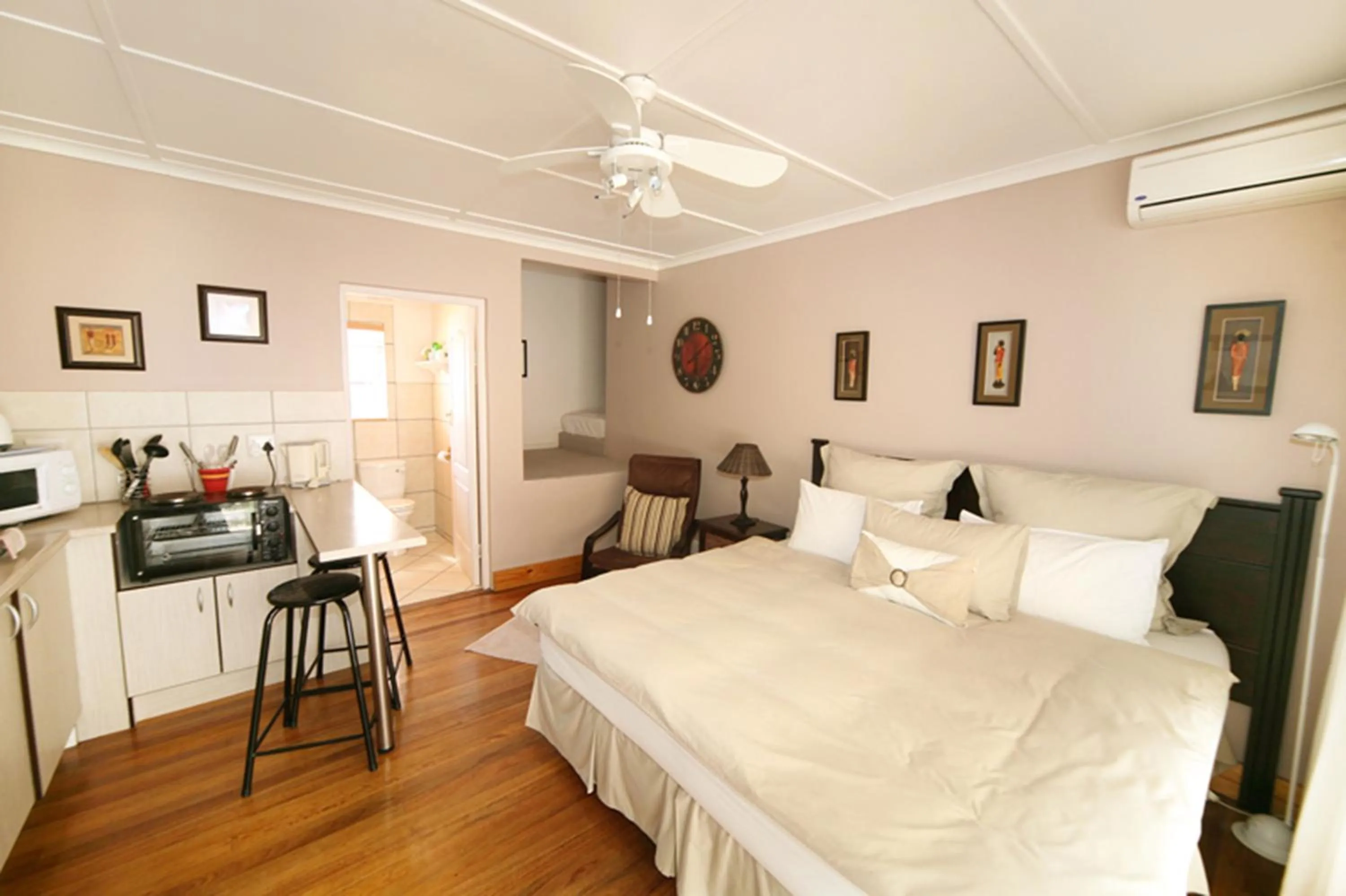 Photo of the whole room, Bed in Nahoon Bed & Breakfast