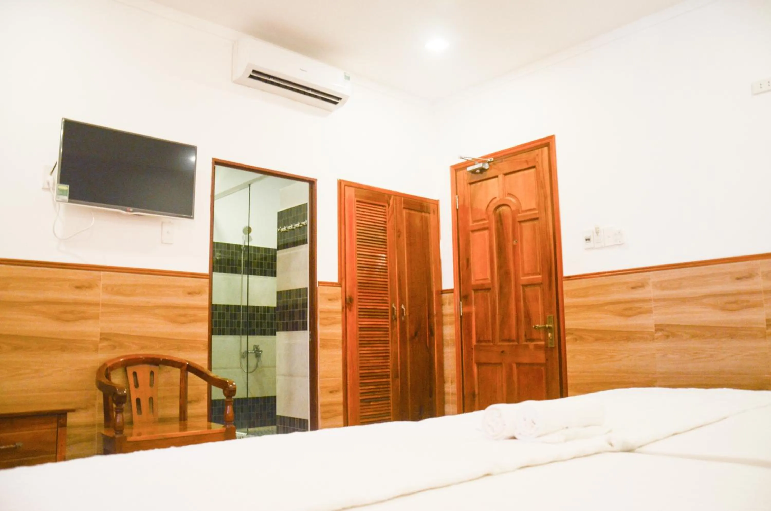 Photo of the whole room, Bed in Huu Le Hotel