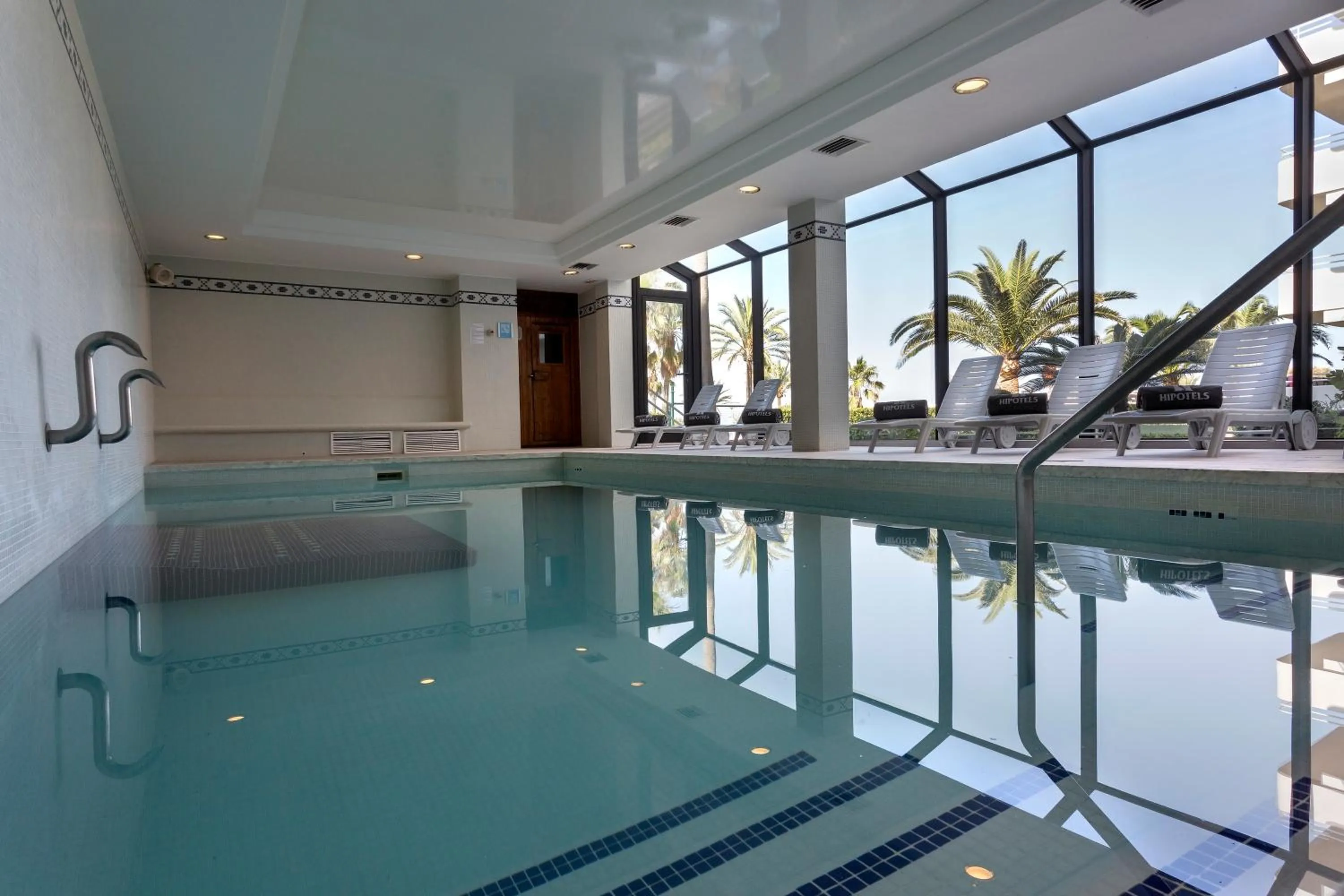 Swimming pool in Hipotels Mercedes Aparthotel