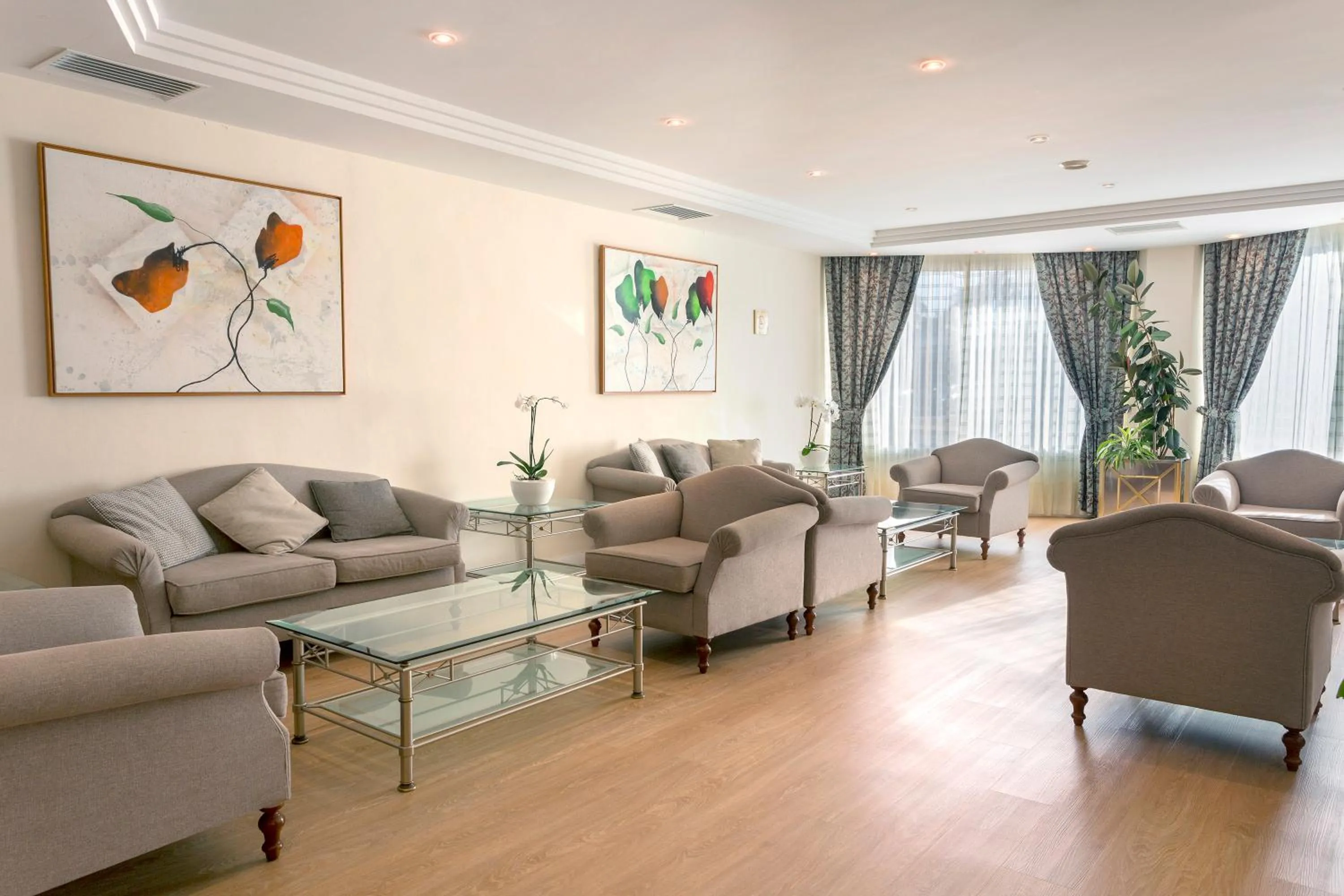 Communal lounge/ TV room in Hipotels Mercedes Aparthotel