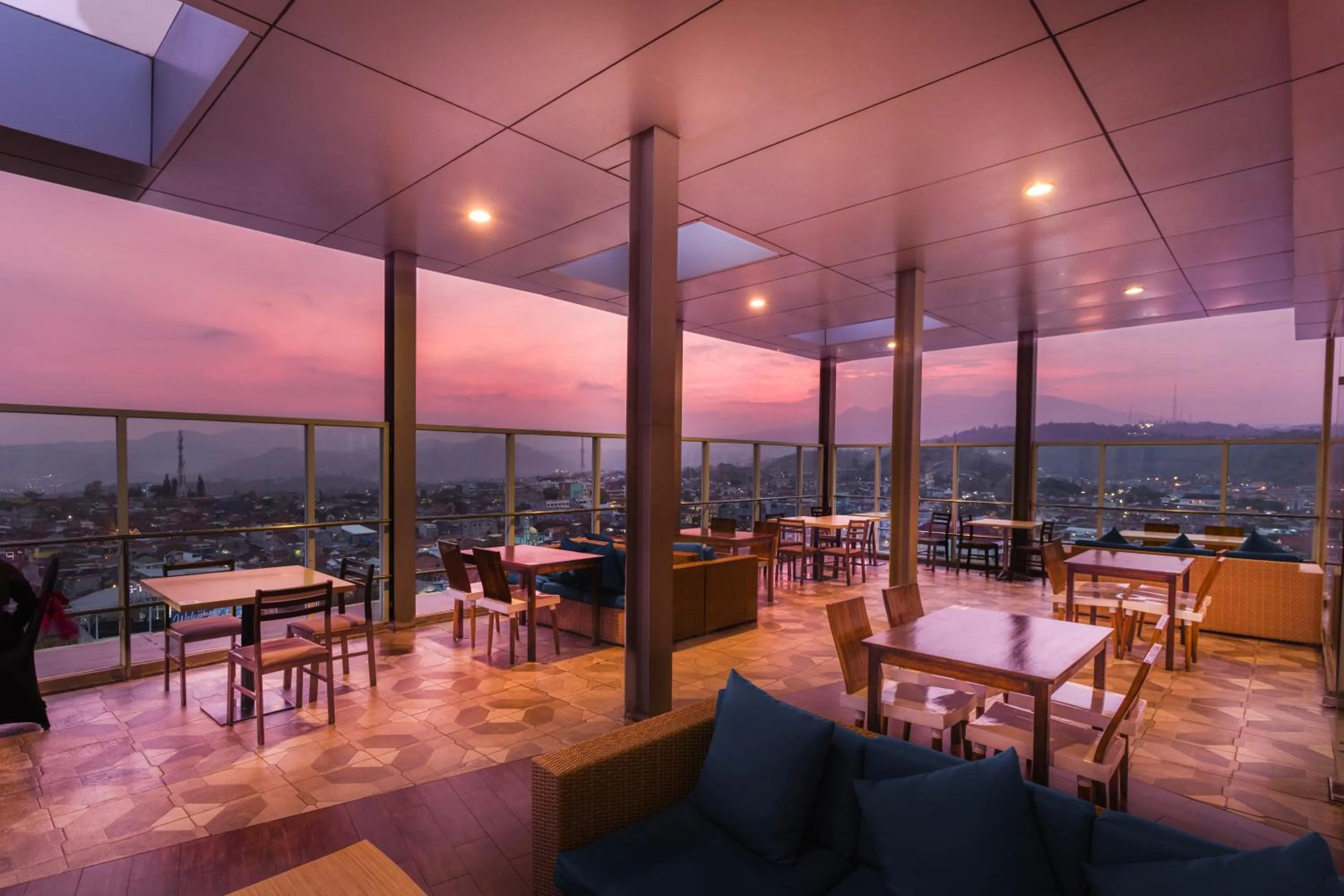 Restaurant/Places to Eat in Whiz Prime Hotel Ahmad Yani Lampung