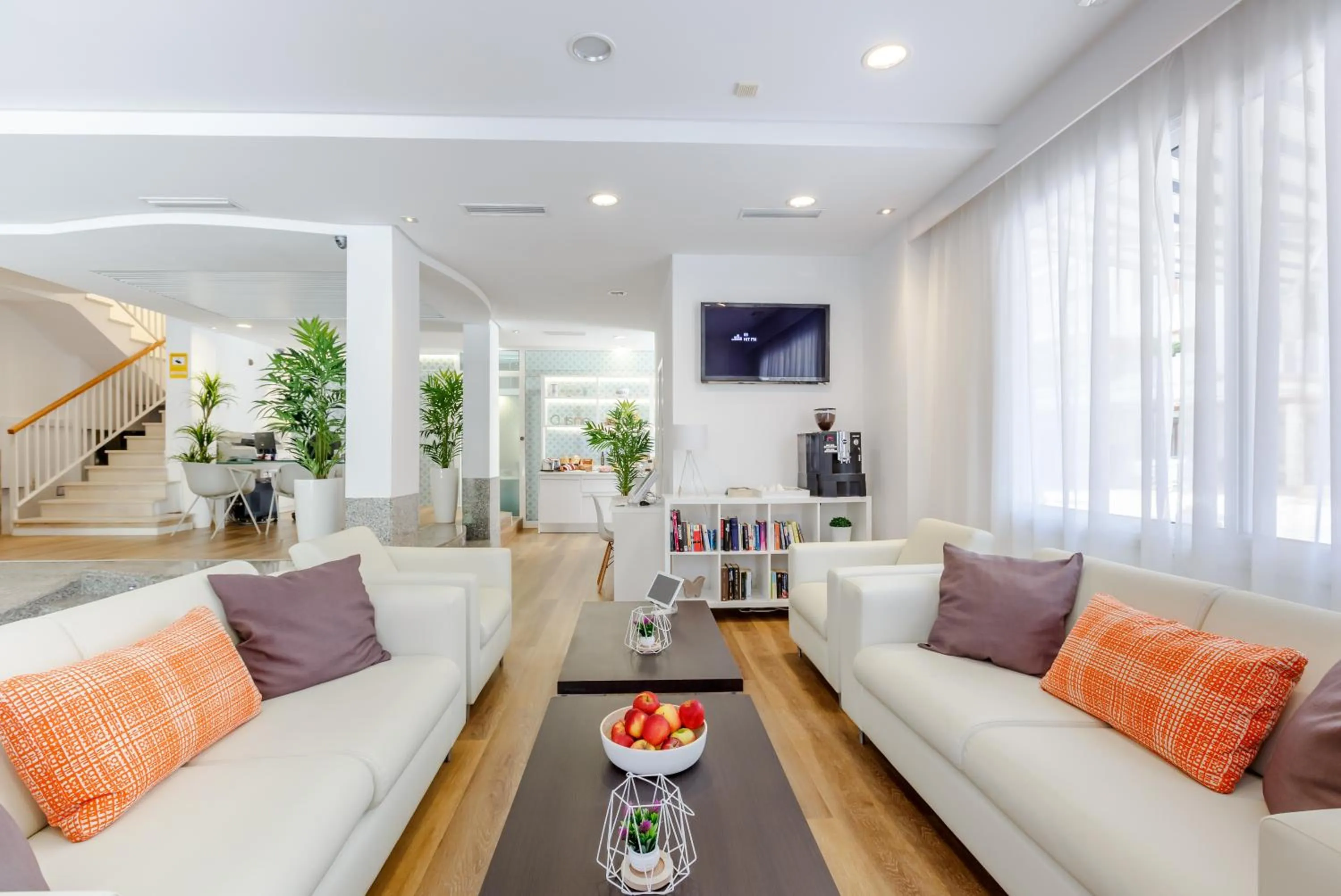 Communal lounge/ TV room in Apartamentos Caprice Tamarindos