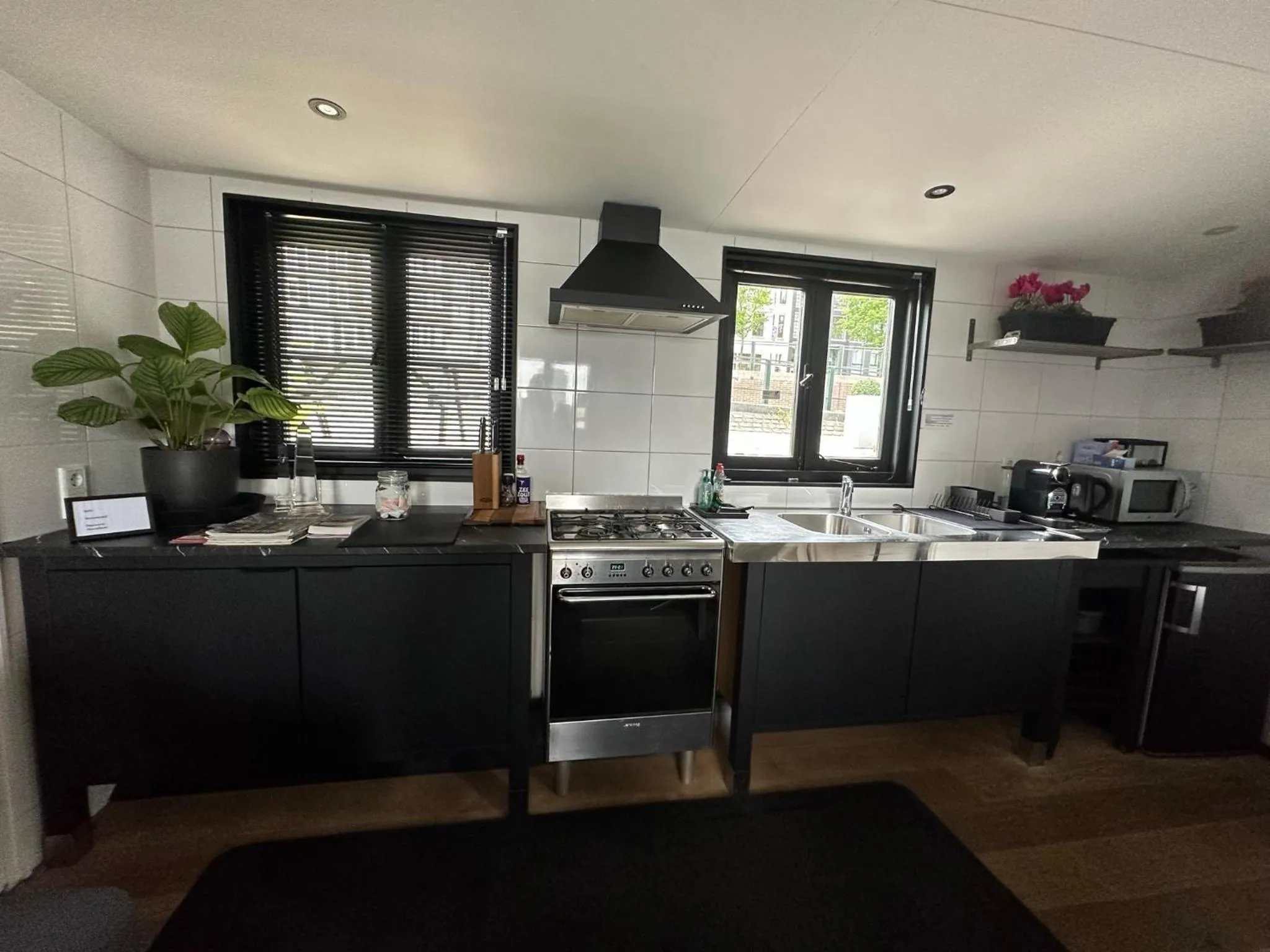 Kitchen or kitchenette in Houseboat-Amsterdam